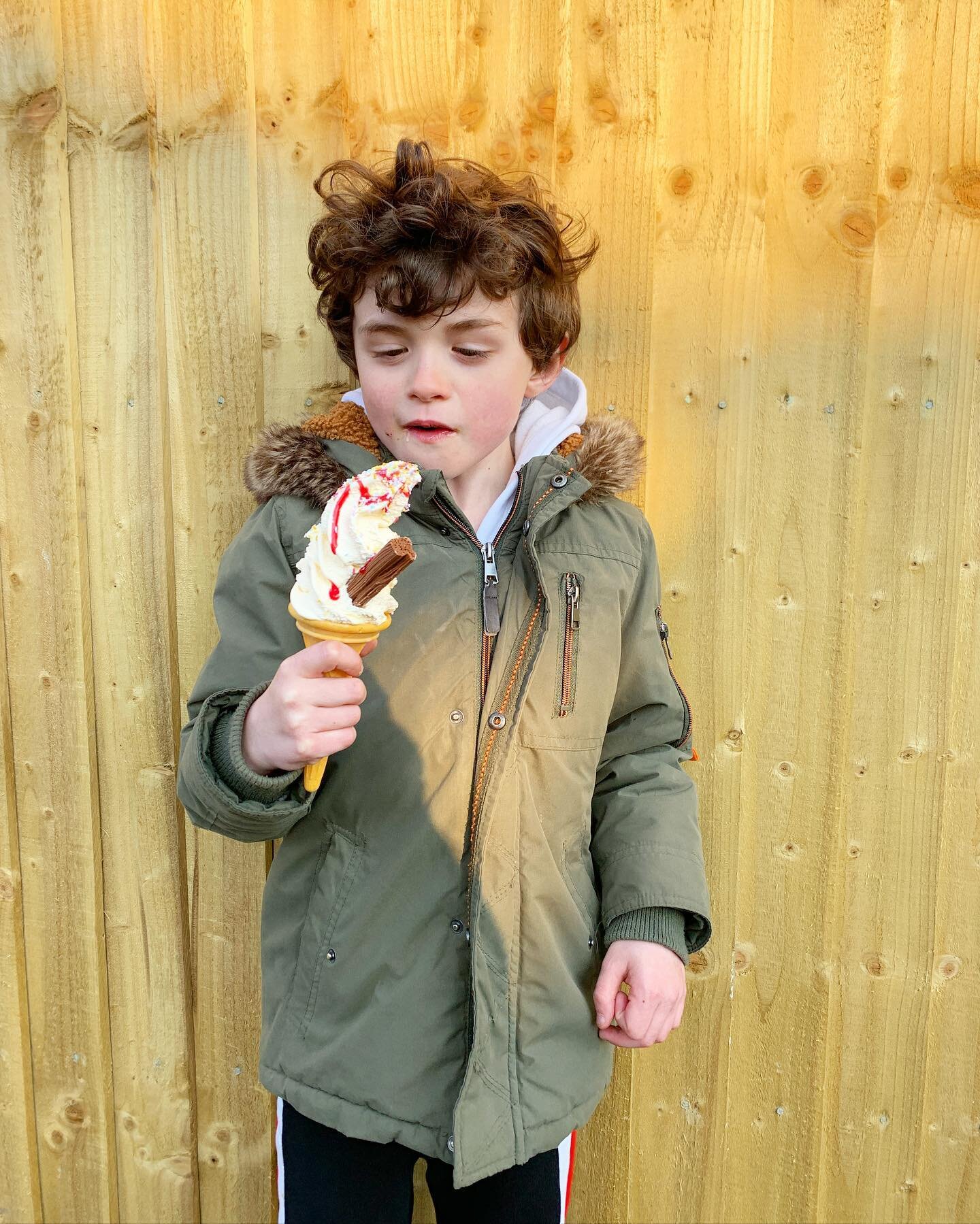 Find yourself someone that looks at you the way Kai looks at ice cream... 🍦😚 Can you believe this was 99p? With sauce, sprinkles and a flake?! Ice cream lady of dreams 👏🏼 #YesItWasFreezing #FirstIceCreamOfTheYear