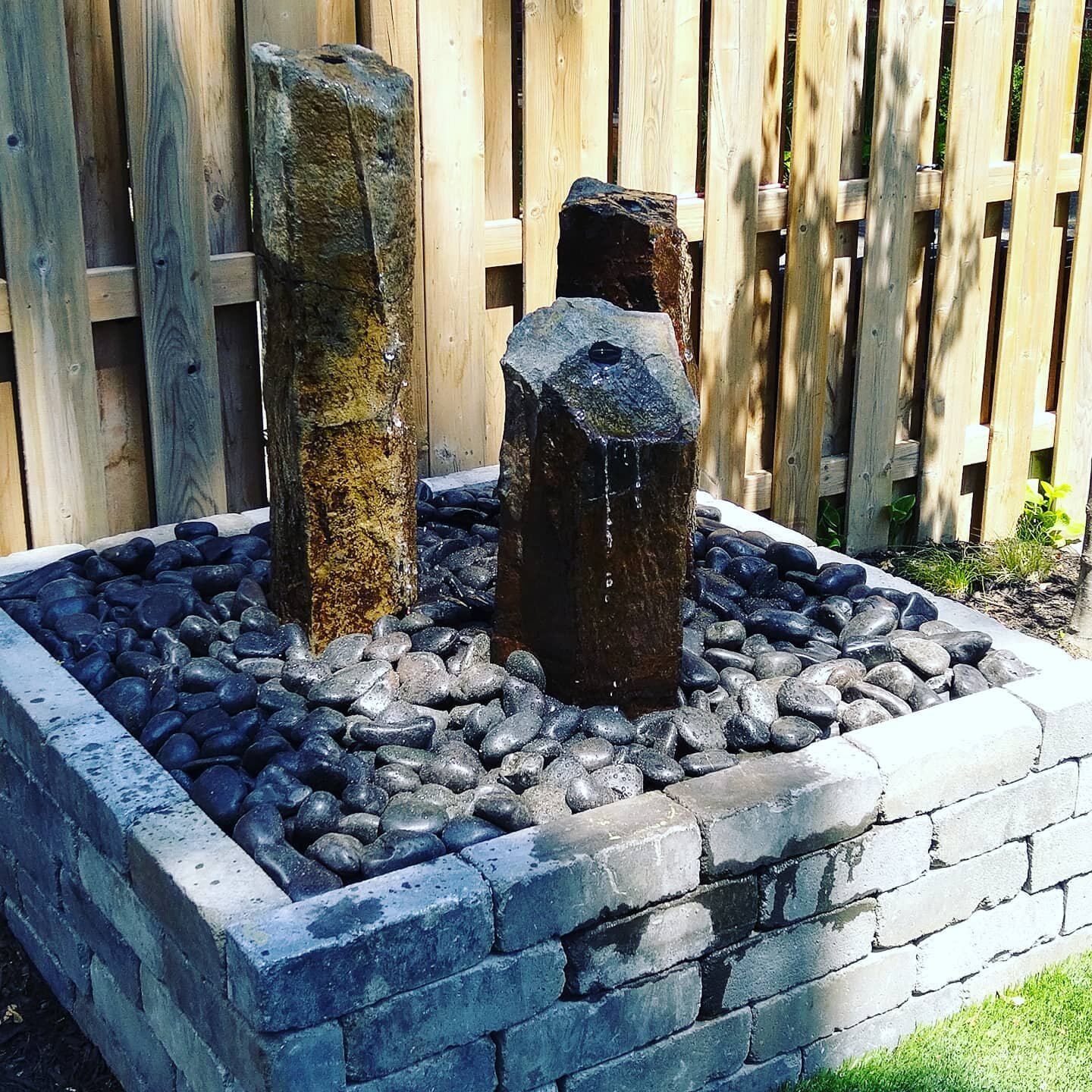 Nothing screams better than a brand new water feature to kick start the weekend🌞Geyser water feature with polished black beach pebbles 👷#kingsgrovecontracting 👊
.
.
.
.
#waterfeature #contrustion #hardscape #ontario #ontariocontractor #canada🇨🇦