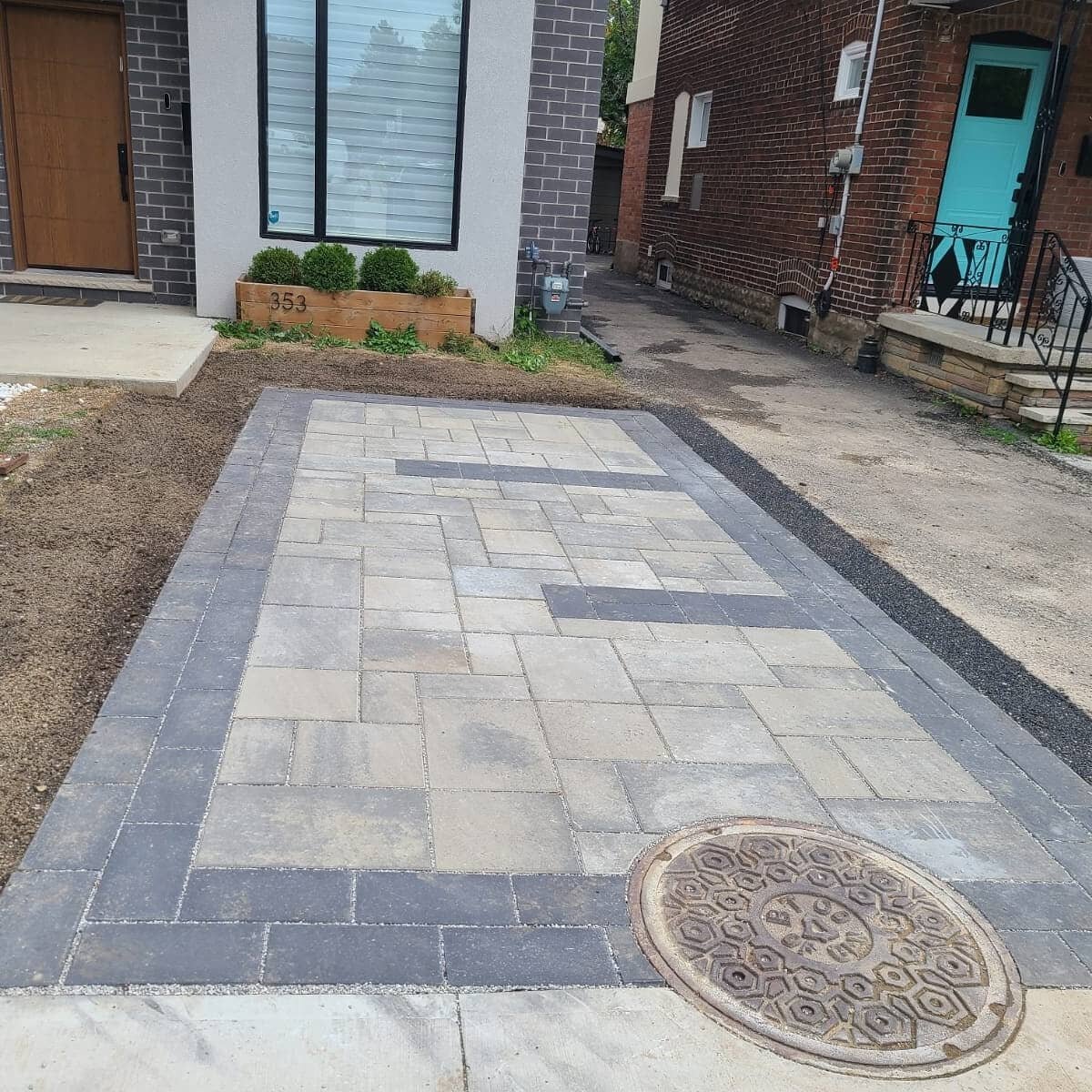 In need of extra driveway space? Check out this permeable parking pad we completed with custom accent strips👷#kingsgrovecontracting👊 
.
.
.
.
#parkingpad #hardscapedesign  #hardscape #sixcontractor  #contrustion #canadianbusiness #ontario #ontarioc