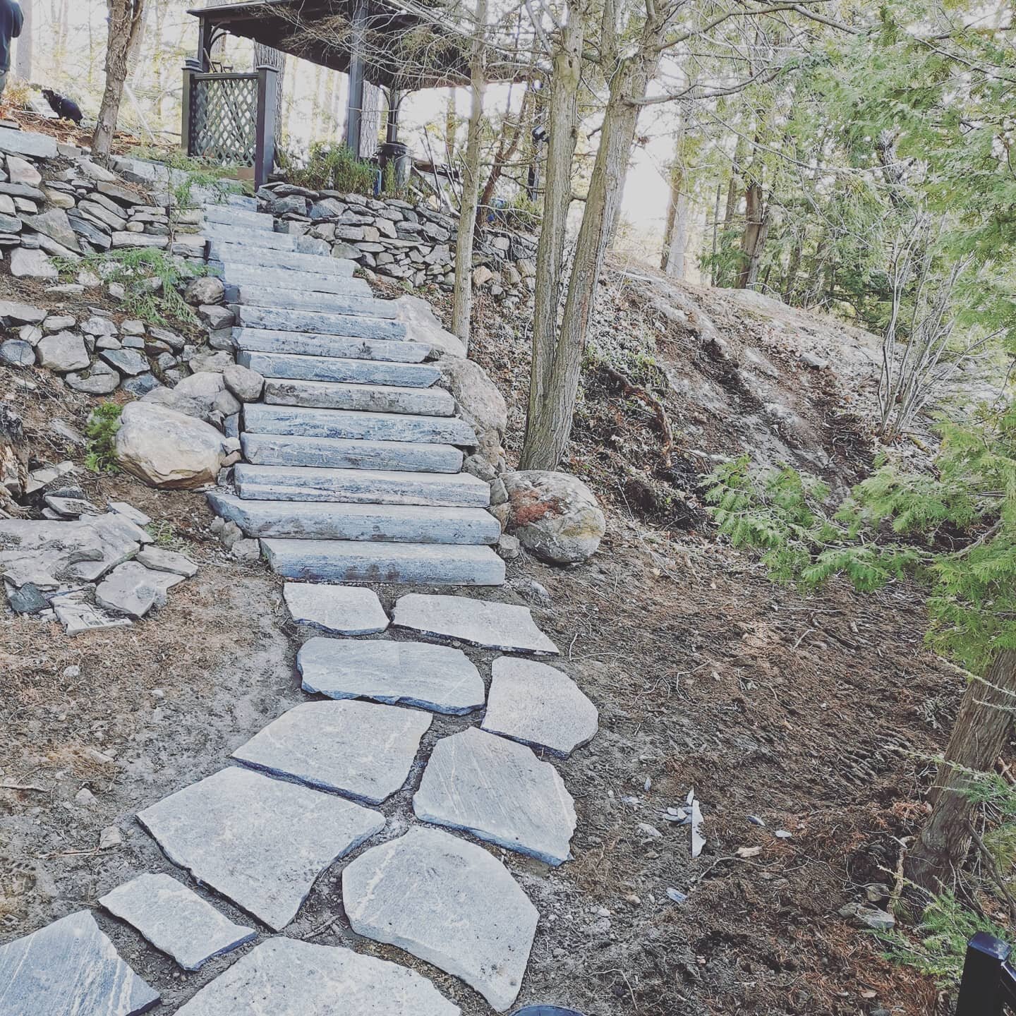 Check out this winding staircase we built up the side of a hill connecting the cottage to the lake. Gotta love the Muskoka granite!👷 #kingsgrovecontracting👊 
.
.
.
.
#muskokagranite #muskoka #cottagestyle #cottageliving #cottage #torontocontractor 