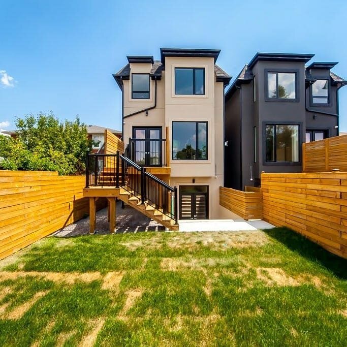 Happy Monday! Check out this fence and deck job we completed summer 2020! With all these Ontario lockdowns it's important to be able to escape into your backyard to sit back, relax and fire up the BBQ👷 #kingsgrovecontracting👊 
.
.
.
.
#fence #fence