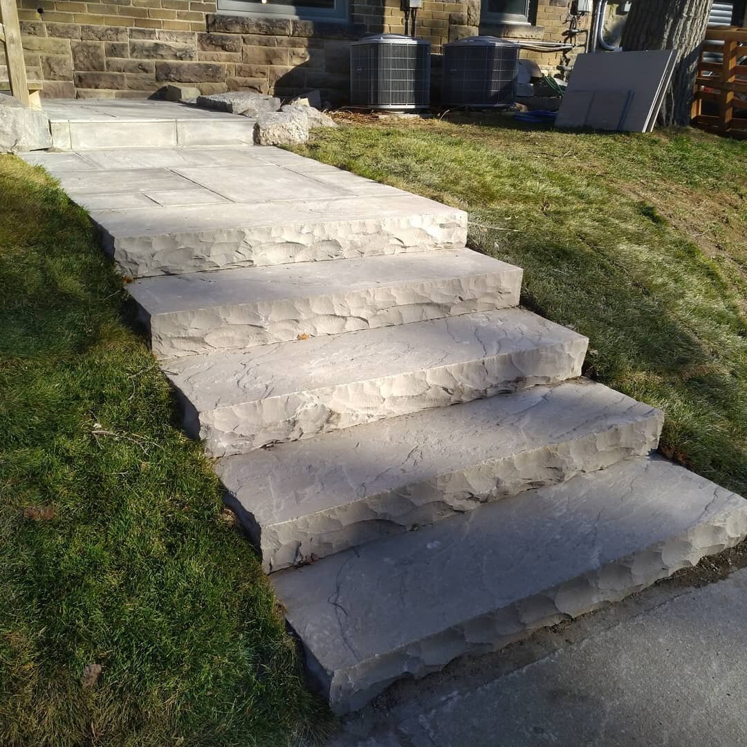 Needing some spring landscape ideas? Improve your curb appeal! Here's some natural stone slab steps and flagstone landing that we completed last year👷#kingsgrovecontracting👊 
.
.
.
.
#gtacontractors #gta #springideas #springiscoming #spring2021 #co