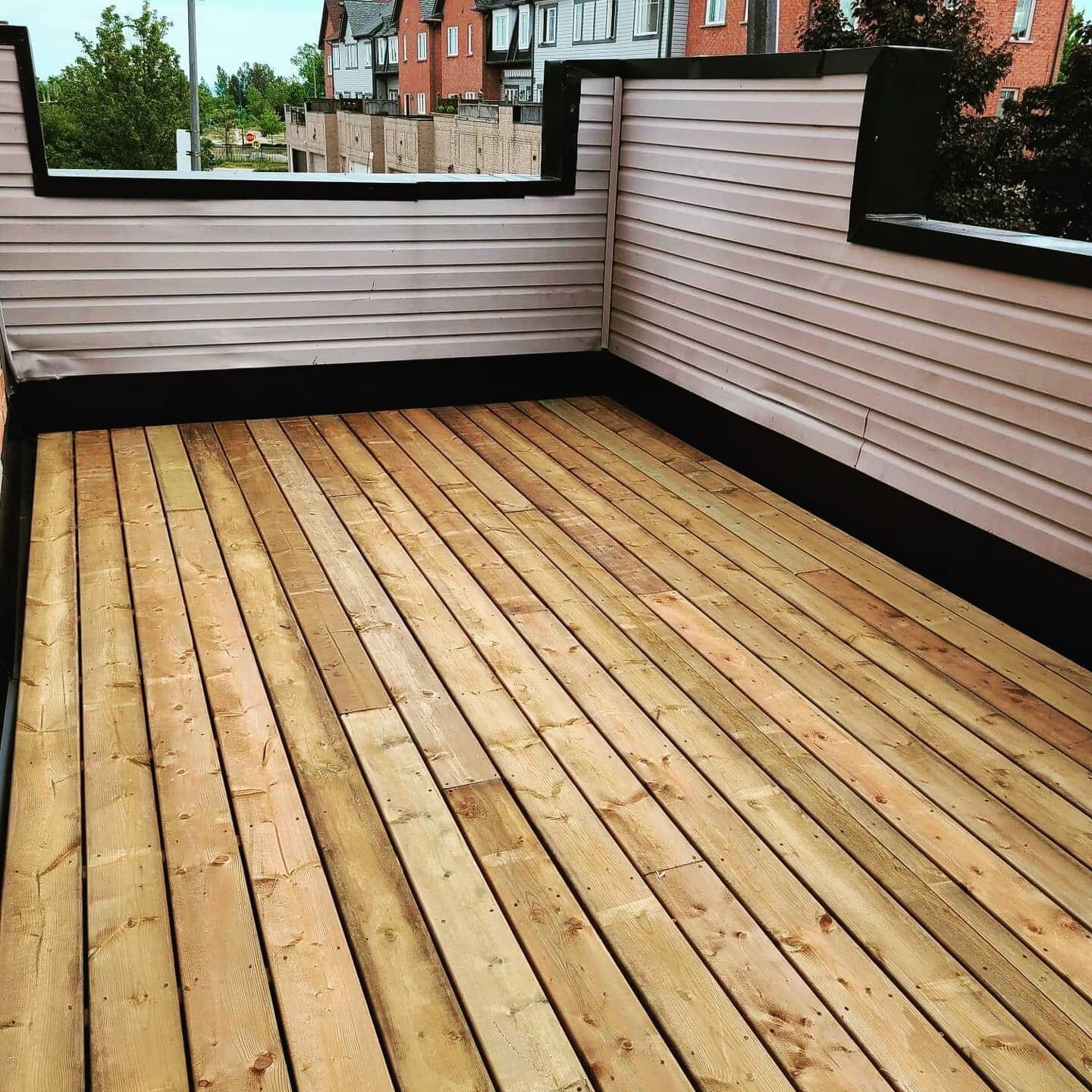 Happy Friday! Here's the roof top deck we completed last week👷 #kingsgrovecontracting👊 
.
.
.
.
#rooftop #deck #carpentryontario #carpentrywork #carpentry #deckbuilding #toronto #sixcontractor #contractorsofinsta #contruction #ontariocontractor #on