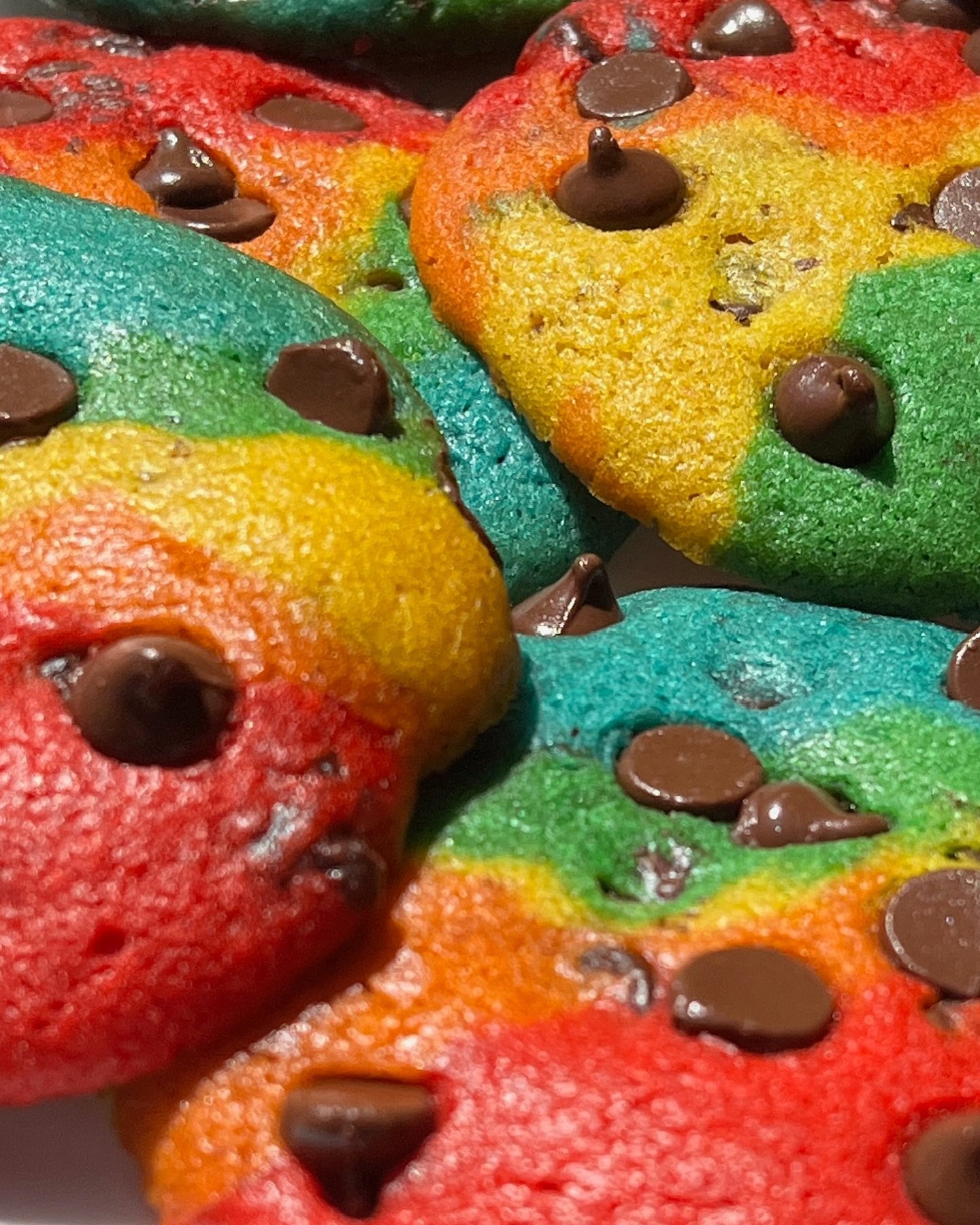 up close and personal📸🤩

our bestselling rainbow chocolate chip cookies sure are easy on the eyes🌈