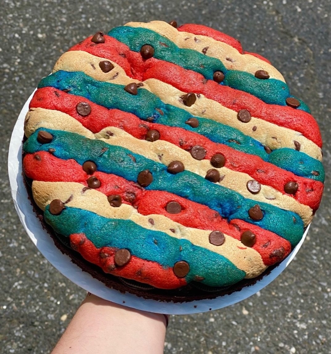 🇺🇸MEMORIAL DAY READY!🇺🇸

WOW everyone at your MDW party or cookout with our Patriotic Brookie Cake! featuring brownie, oreo, and red white and blue chocolate chip cookie❤️🤍💙

🚀we ship nationwide on @goldbelly 

#bakedincolor #memorialday #patr