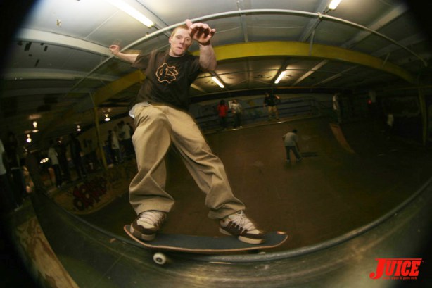 Chad Shooter f/s Smith Grind at Duh! Skatezone 2006