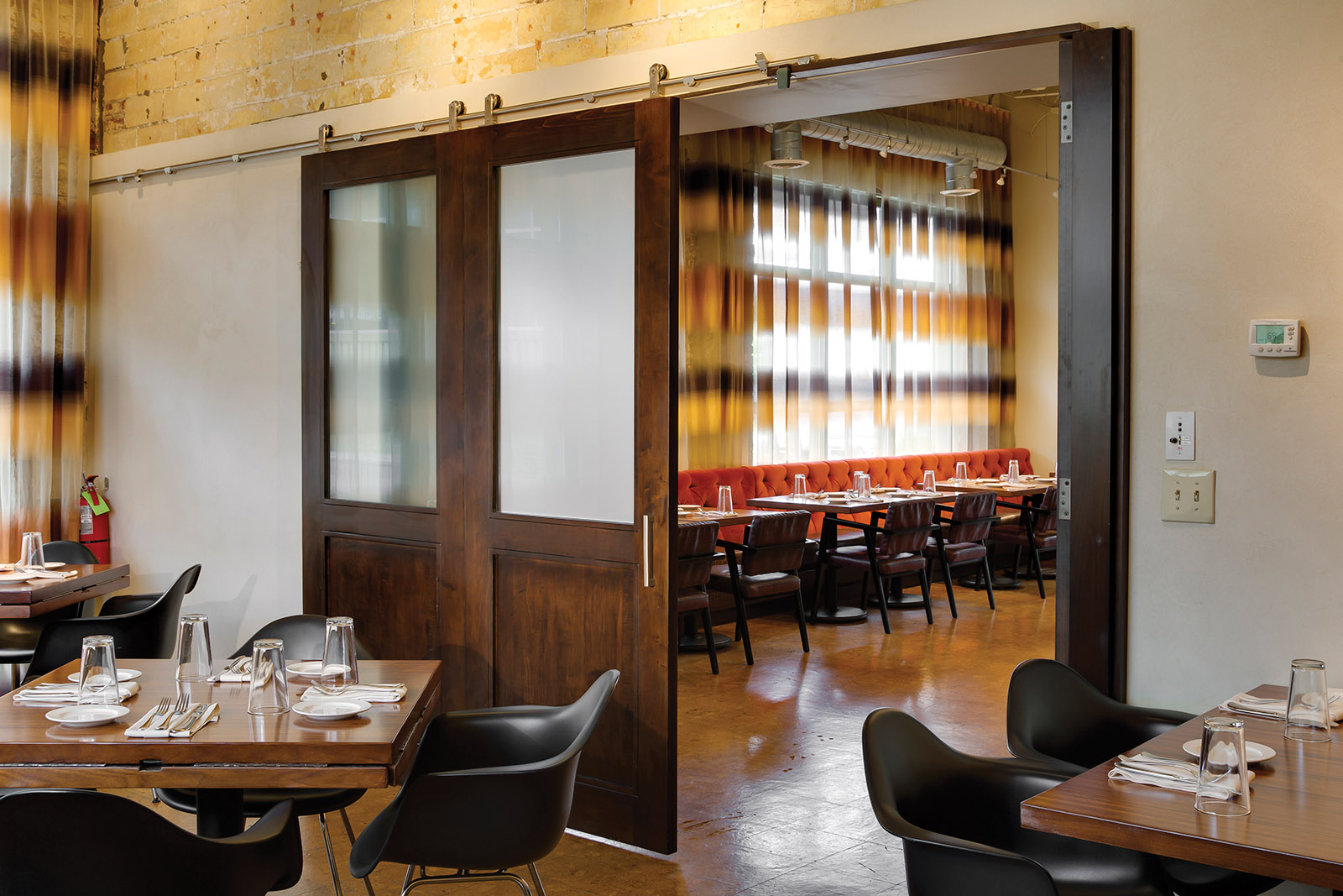 STELLA RESTAURANT: SLIDING DOOR