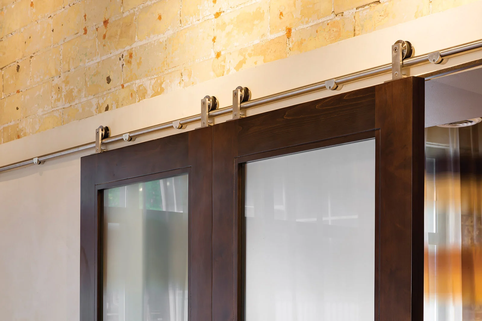 STELLA RESTAURANT: SLIDING DOOR DETAIL
