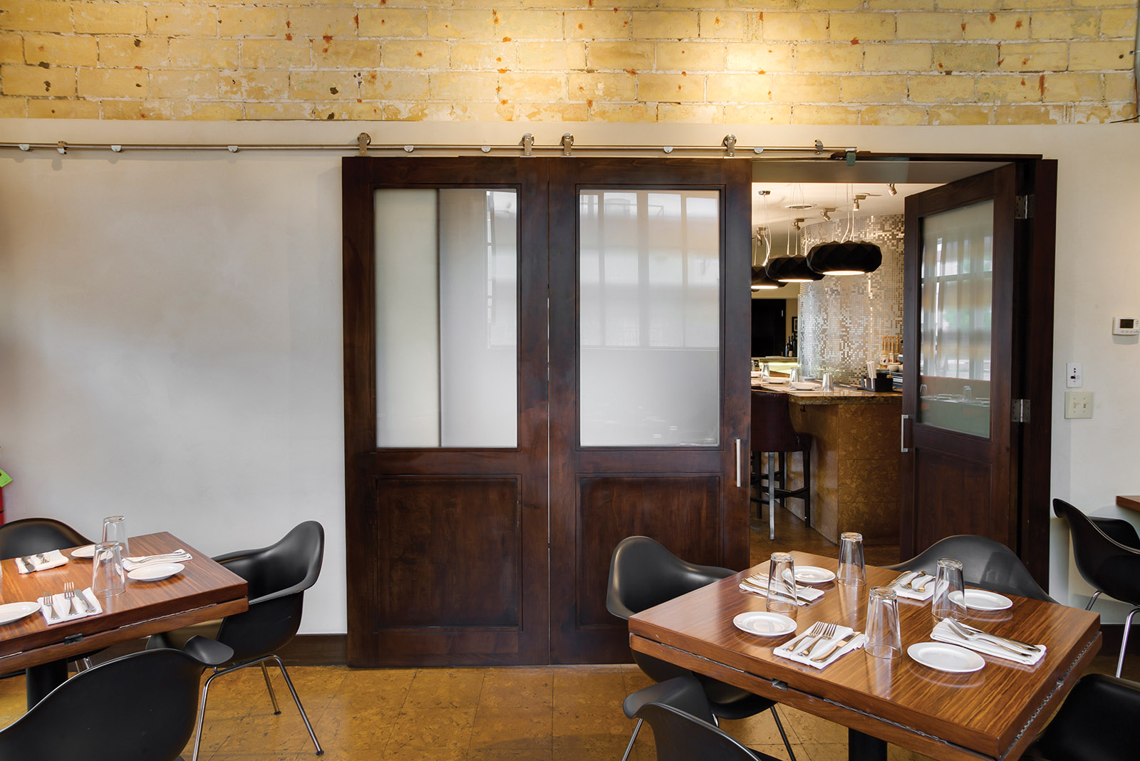 STELLA RESTAURANT: SLIDING DOOR