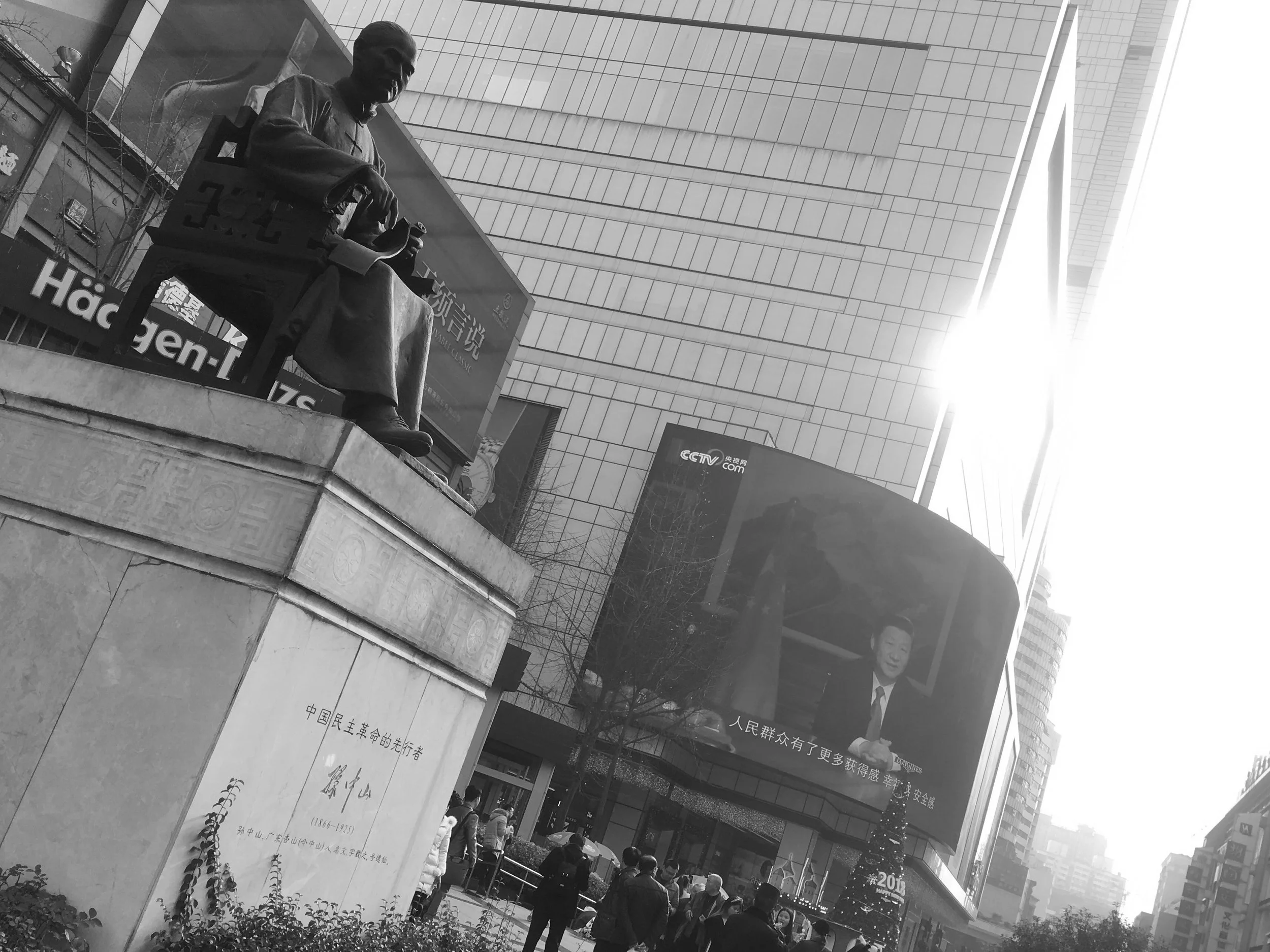    Cameras /  iPhone SE (Apple), D90 (Nikon) + AF-S NIKKER 50mm f/1.8G  