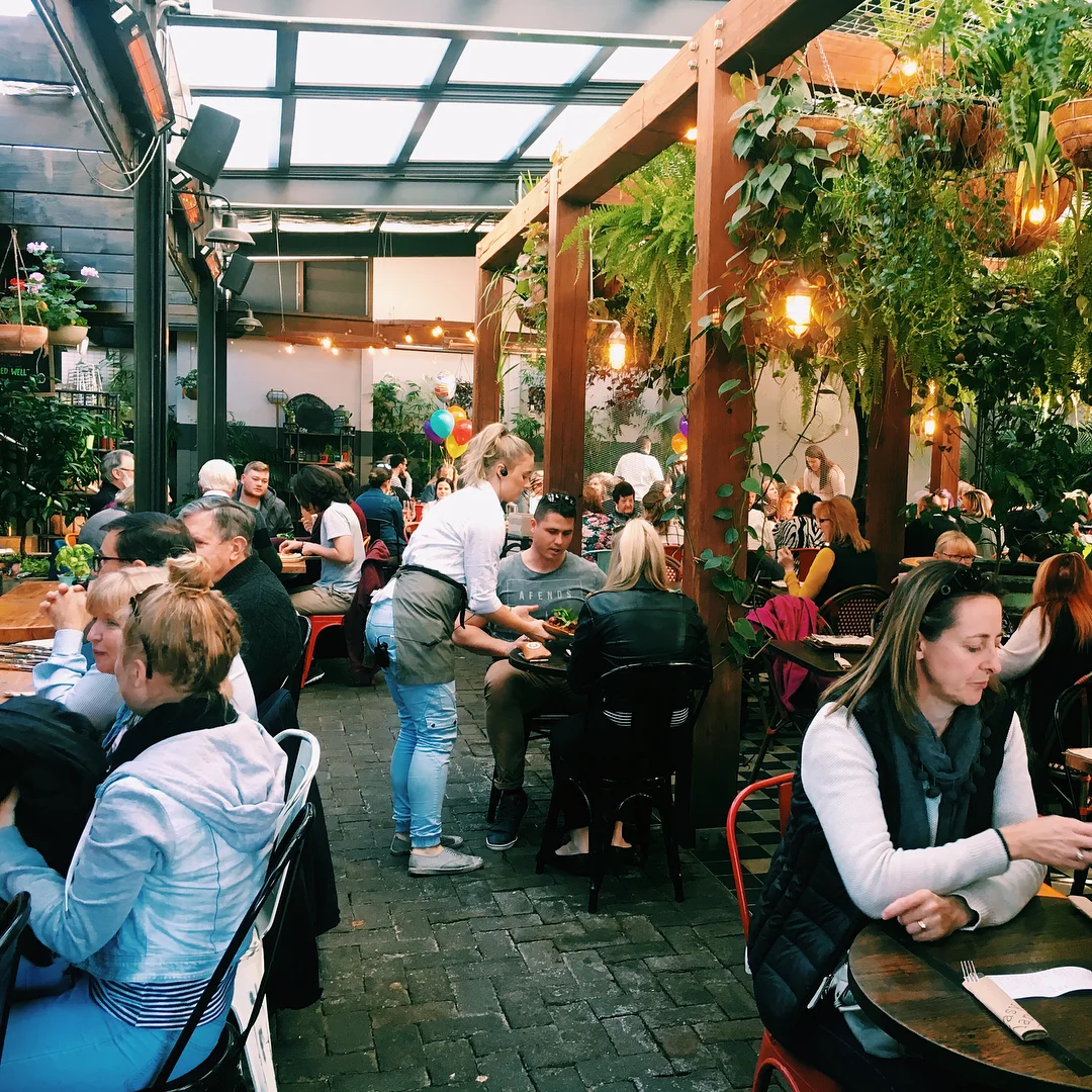 EASY LANE Easy Lane, located in the heart of Windsor is a bar and restaurant set amongst an outdoor alfresco space. The venue is positioned to meet a younger age profile in the market and focuses on comfort food, shaped by its relationship with local producers. www.easylane.com.au