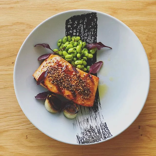 Have you seen our winter menu changes? ..
Salmon fillet w/
Charred Leek, Edamame Verde and
Squid Ink. 🌱