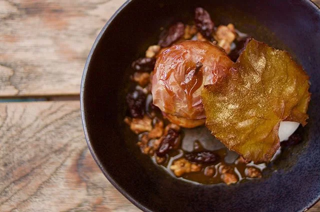 This week on our Vegan Specials ✔️ Chef Winda's 'Autumn forest' : malted toffee apple, caramelised vine leaves, coconut sorbet ✨