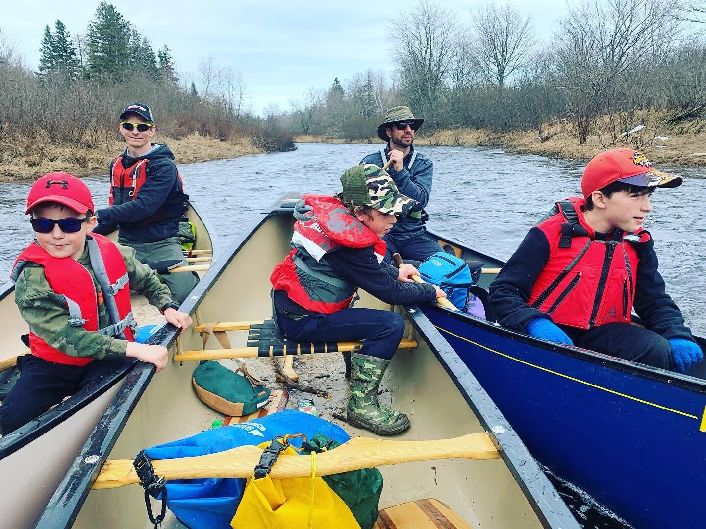 Avec le rythme du courant, rivi&egrave;re Memramcook. // An improvised raft - the day&rsquo;s highlight from the kids&rsquo; perspective. Took advantage of a small window of opportunity to paddle our local river during a beautiful April day. #canot #