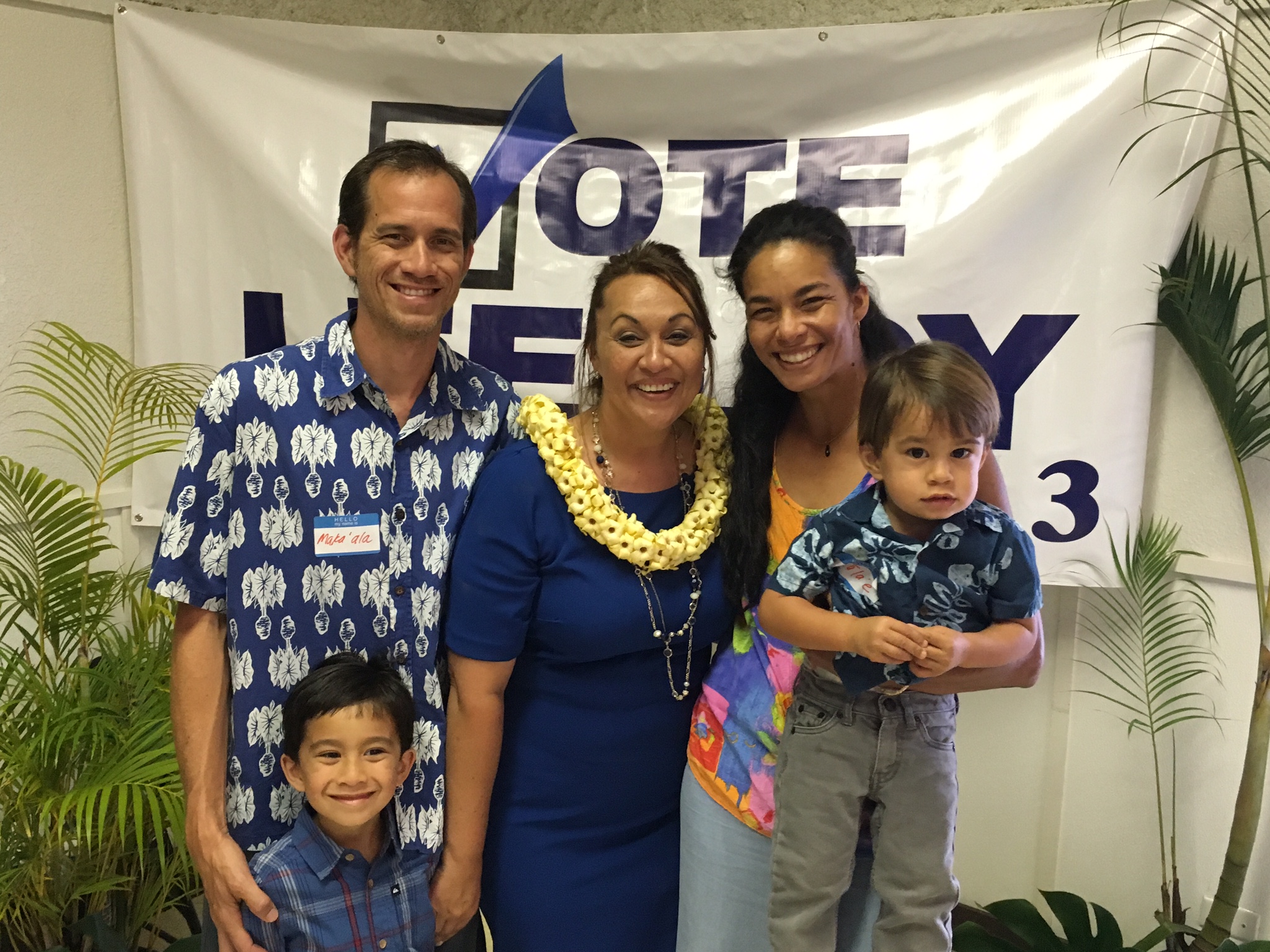 Sue with Lee Loy family members - Makaʻala Rawlins and Justine Kamelamela and their keiki Kaikapu and Malaʻe.