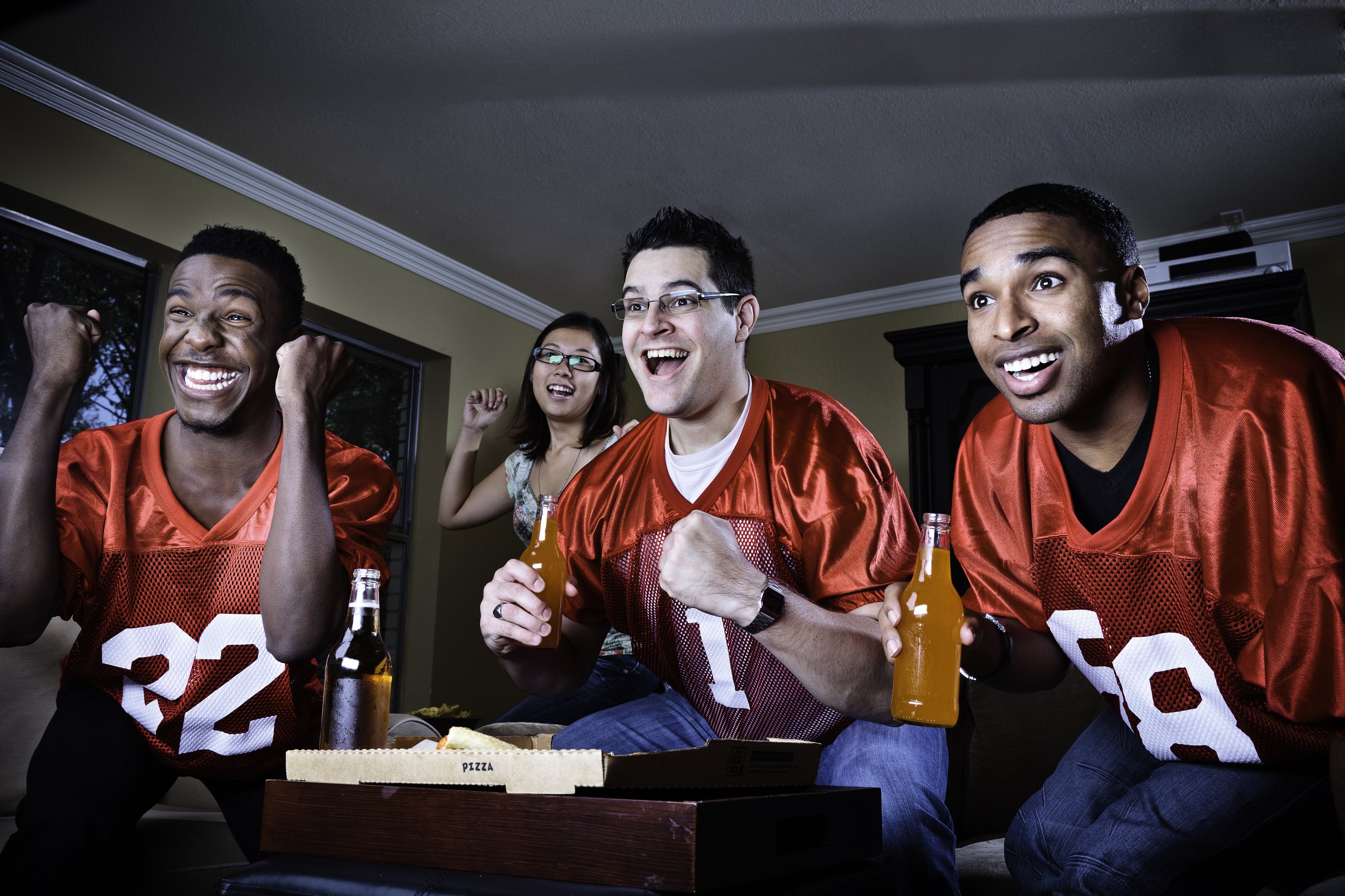 Sport do you watch on tv. Футбол по телевизору. Футбол с друзьями. Люди смотрят футбол. Болельщики смотрят телевизор.