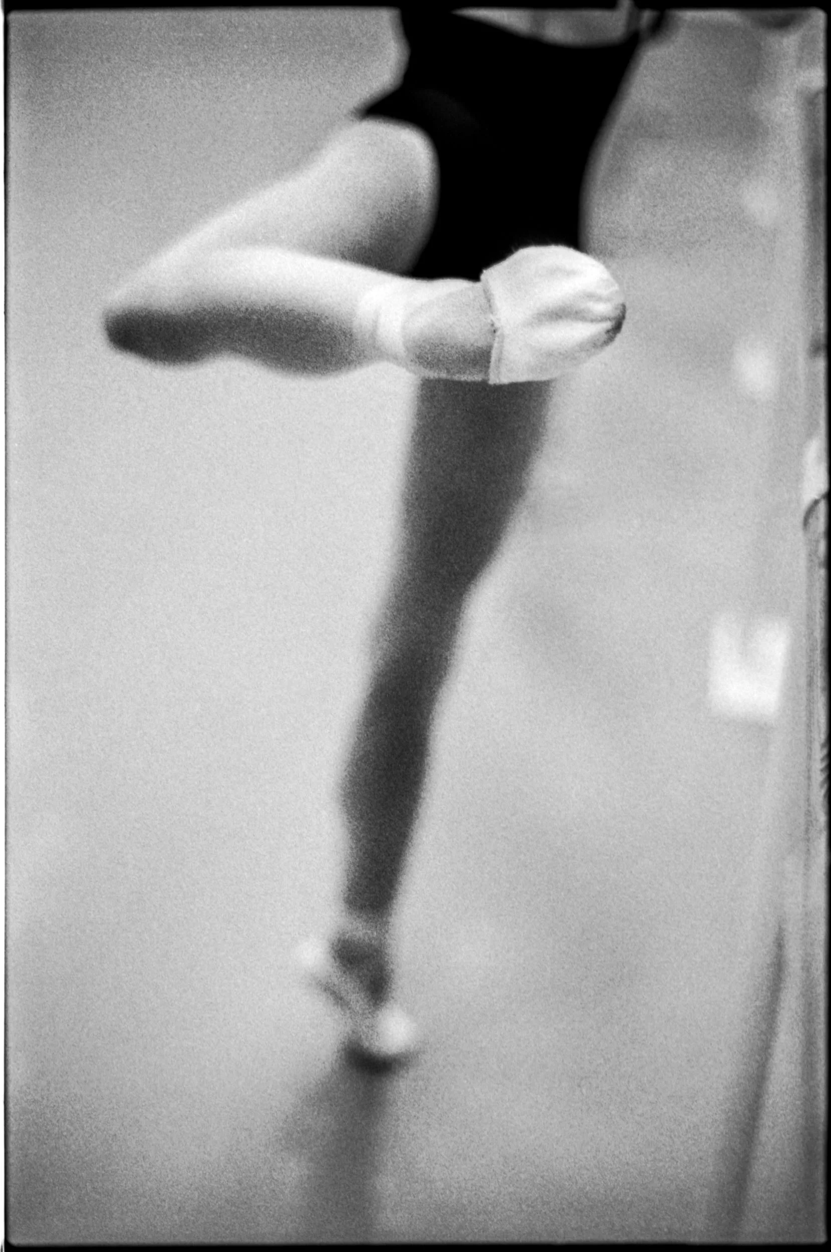 Attitude croise derriere.