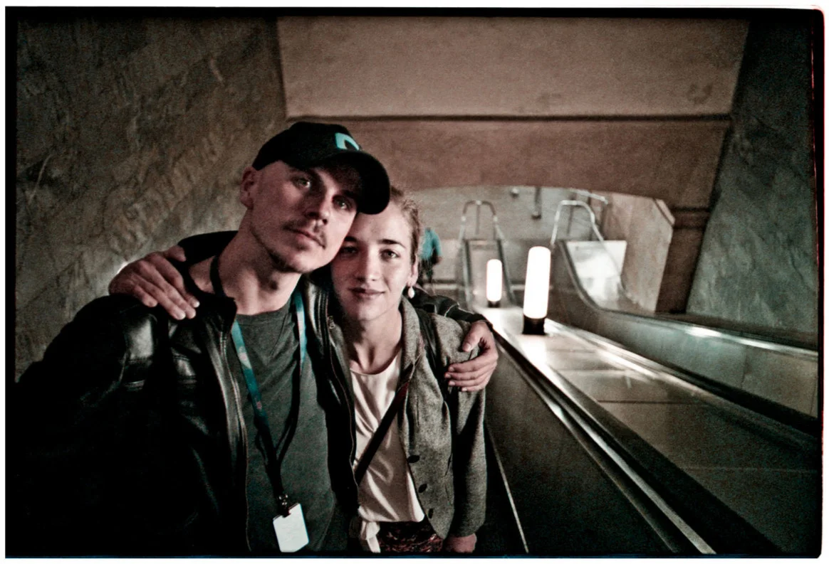 Yevgeniy & Claudia in the Moscow Subway © Sam Asaert - 2013.jpg