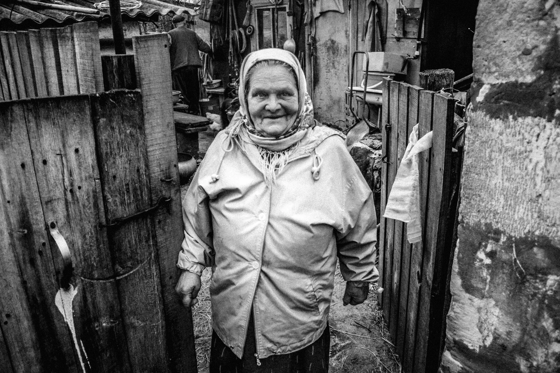 Maria in front of her house © Sam Asaert - 2011.jpg