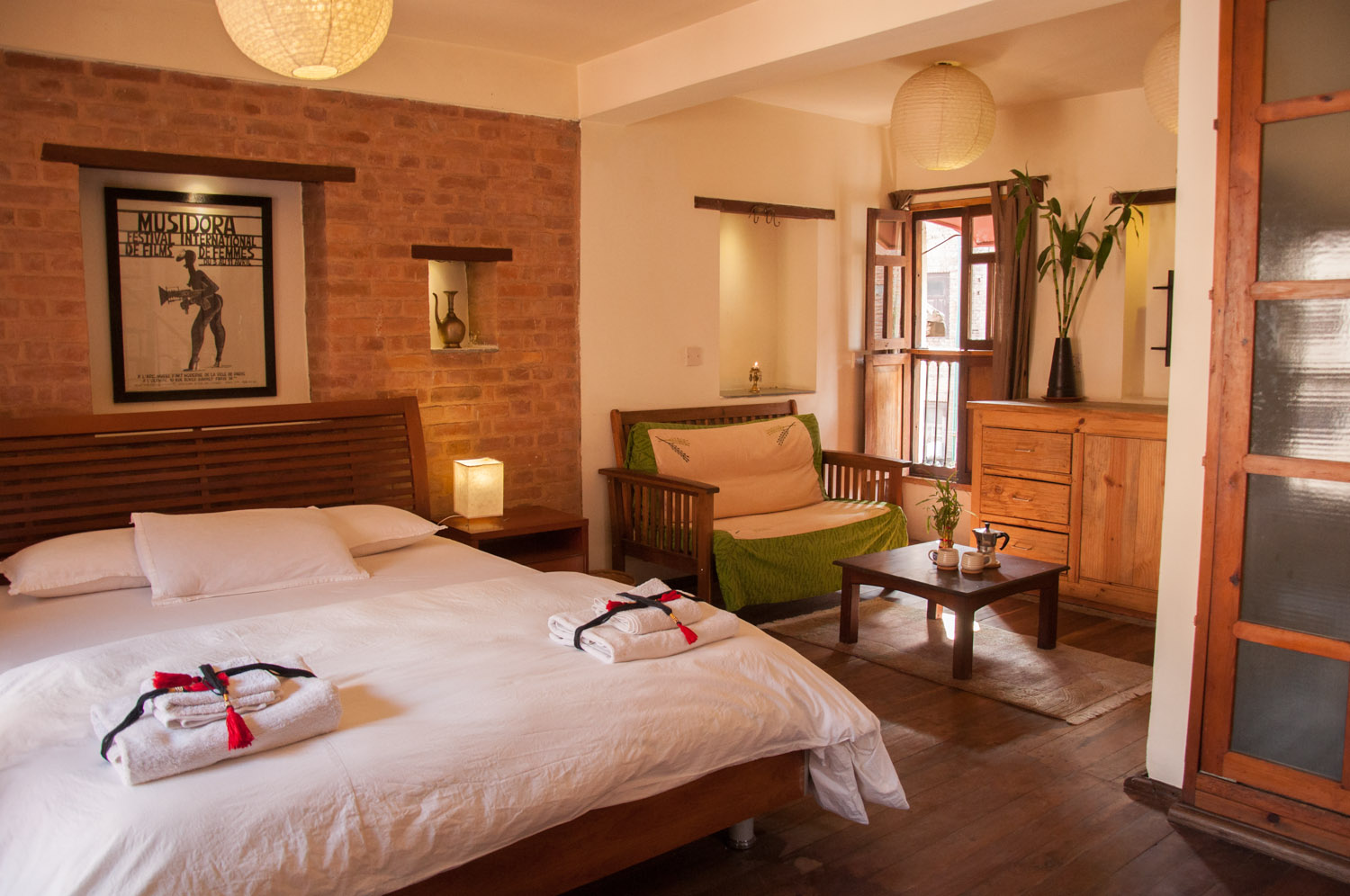 Queen bed & comfortable sitting space.