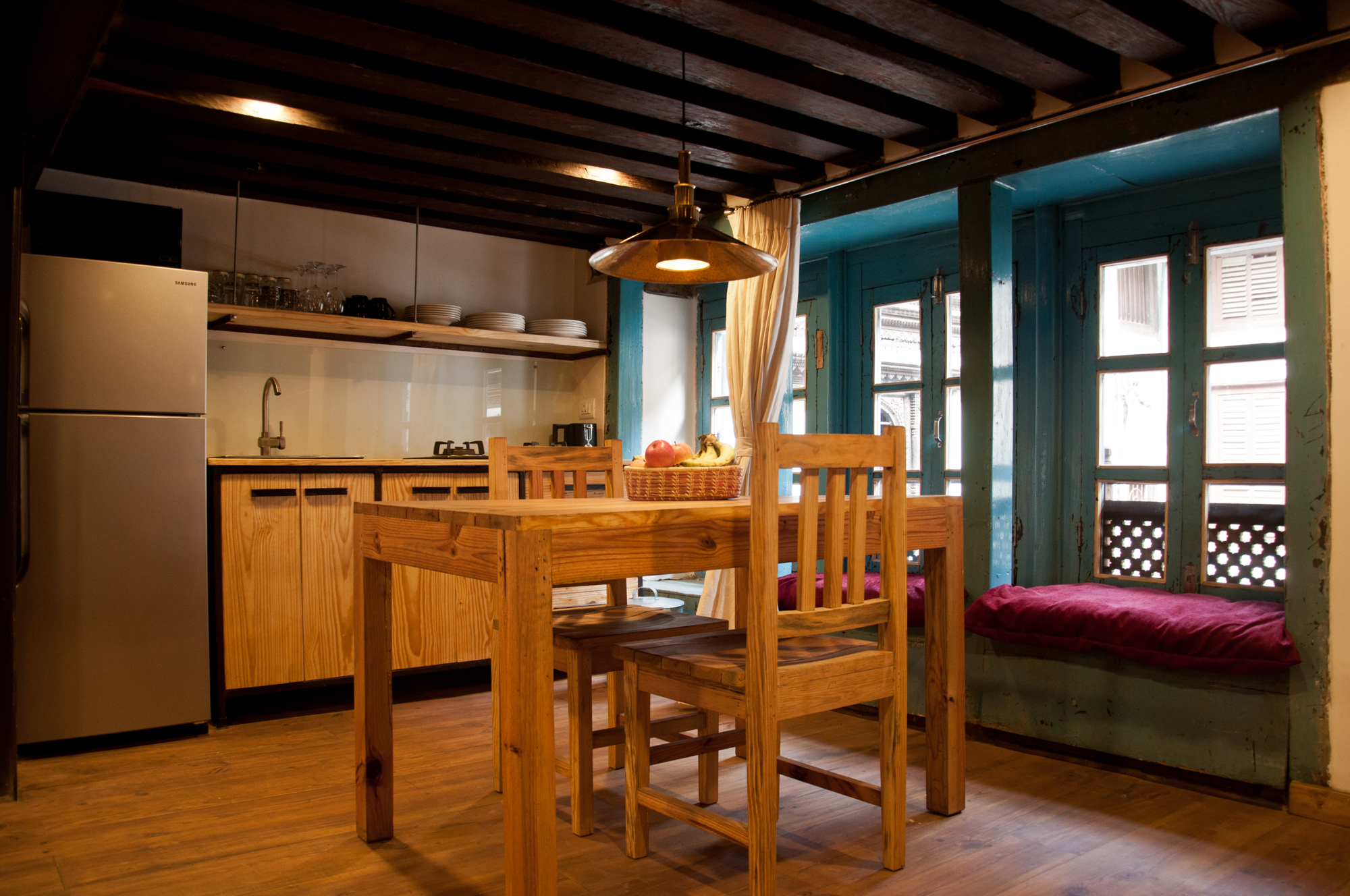 Well furnished kitchen and dining room