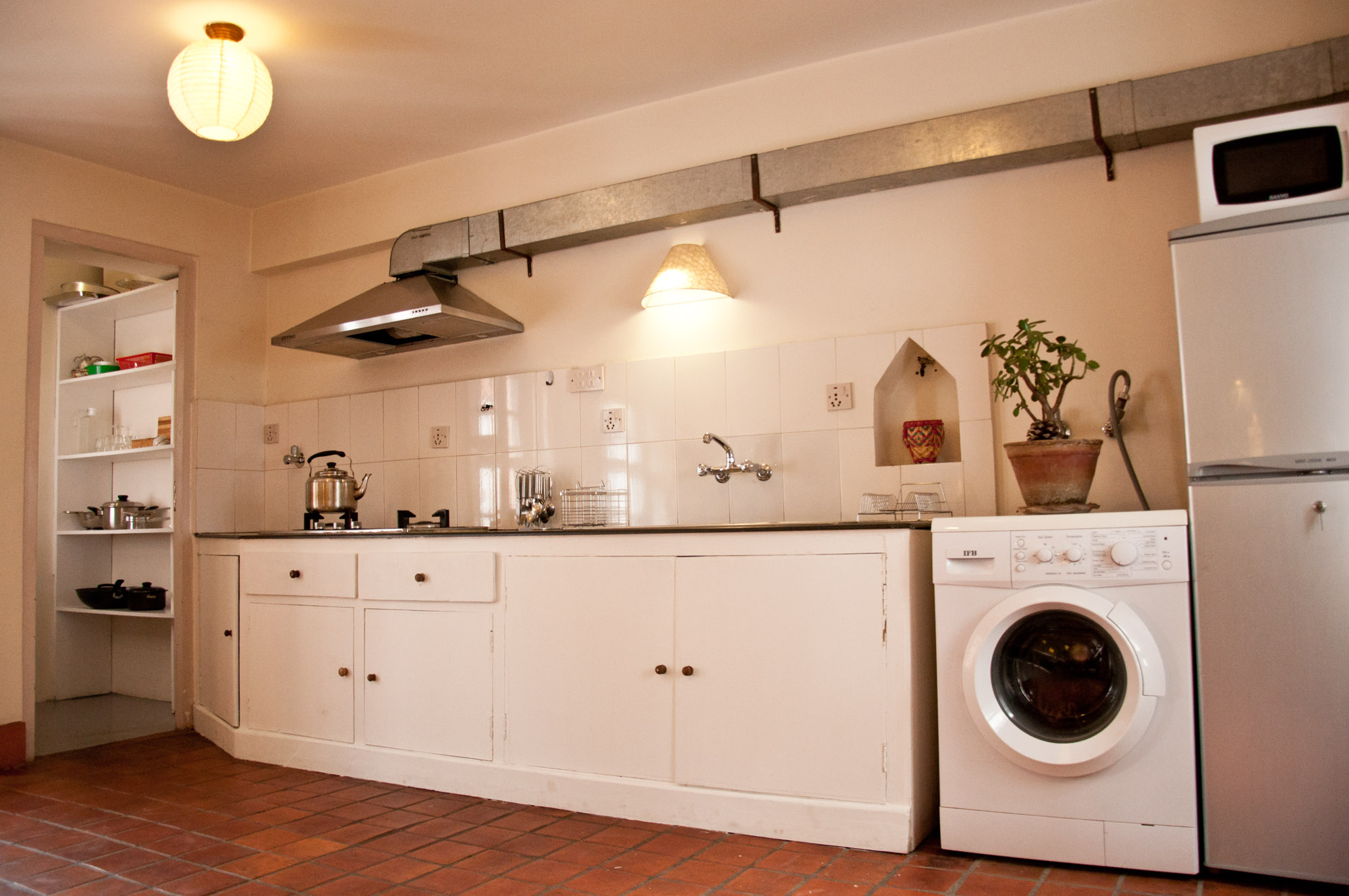 Fully equiped kitchen, microwave, washine machine and storage space. 