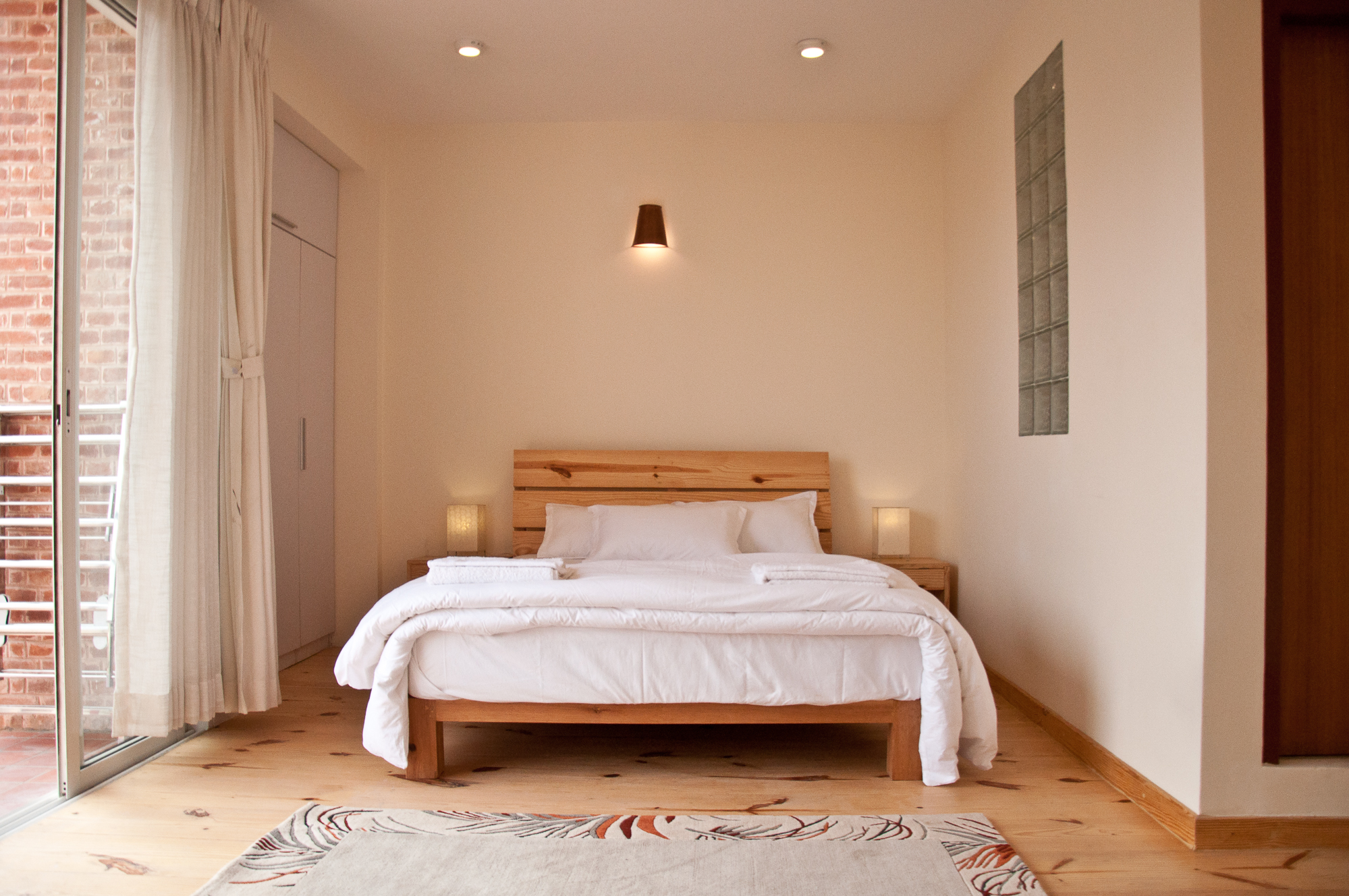 Queen size bed.