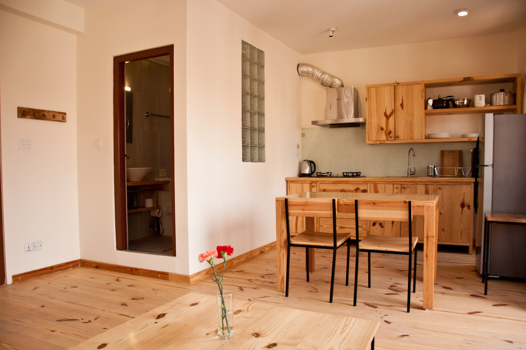 Equipped kitchen and bathroom on left.