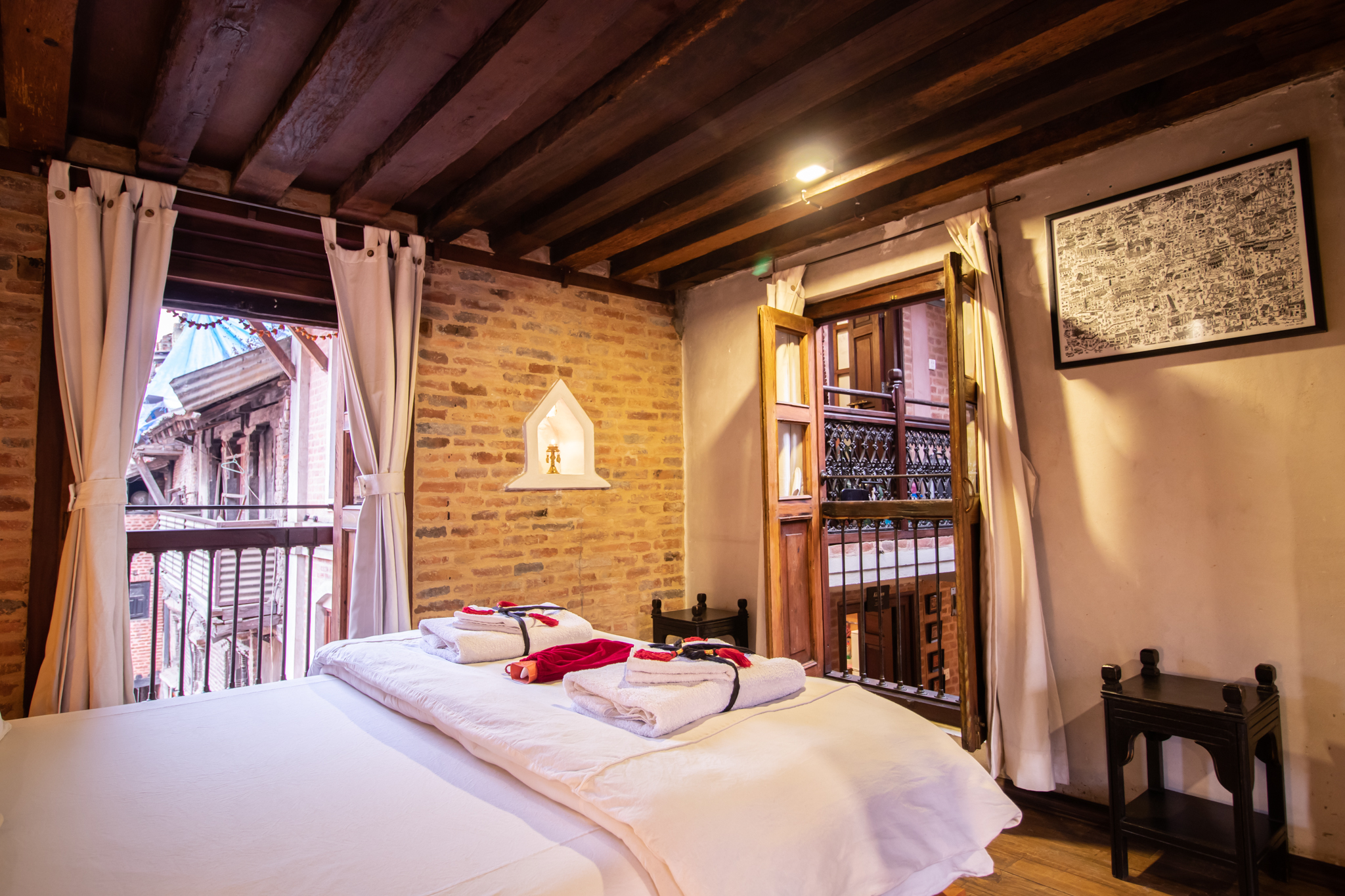 Double bed with full lenght Newari window on three sides
