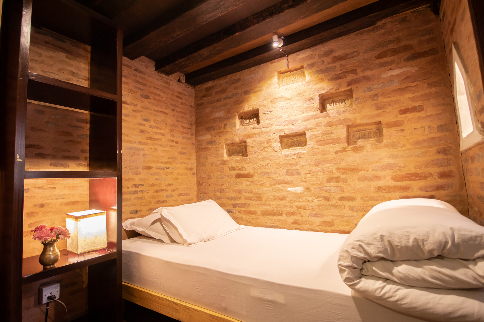 Adjoining room with single bed.