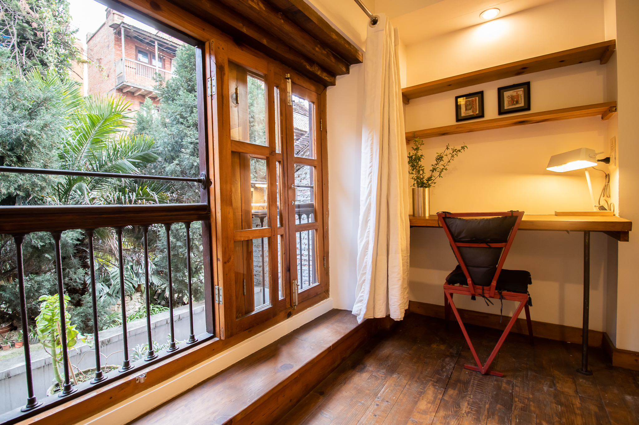 Full lengh window with a direct view over a garden. You feel surrounded by nature