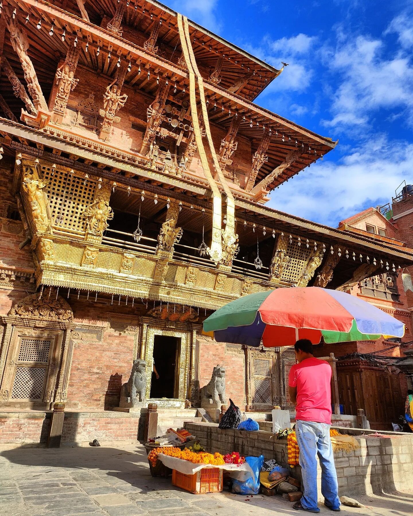 Why not staying at Cosy in historical center of Patan and experience such beautiful scenes ? &hearts;️ This picture was taken this morning in Patan Durbar Square, in front of the recently renovated Bhimsen temple 😊
------
#cosynepal #cosynepalsurrou