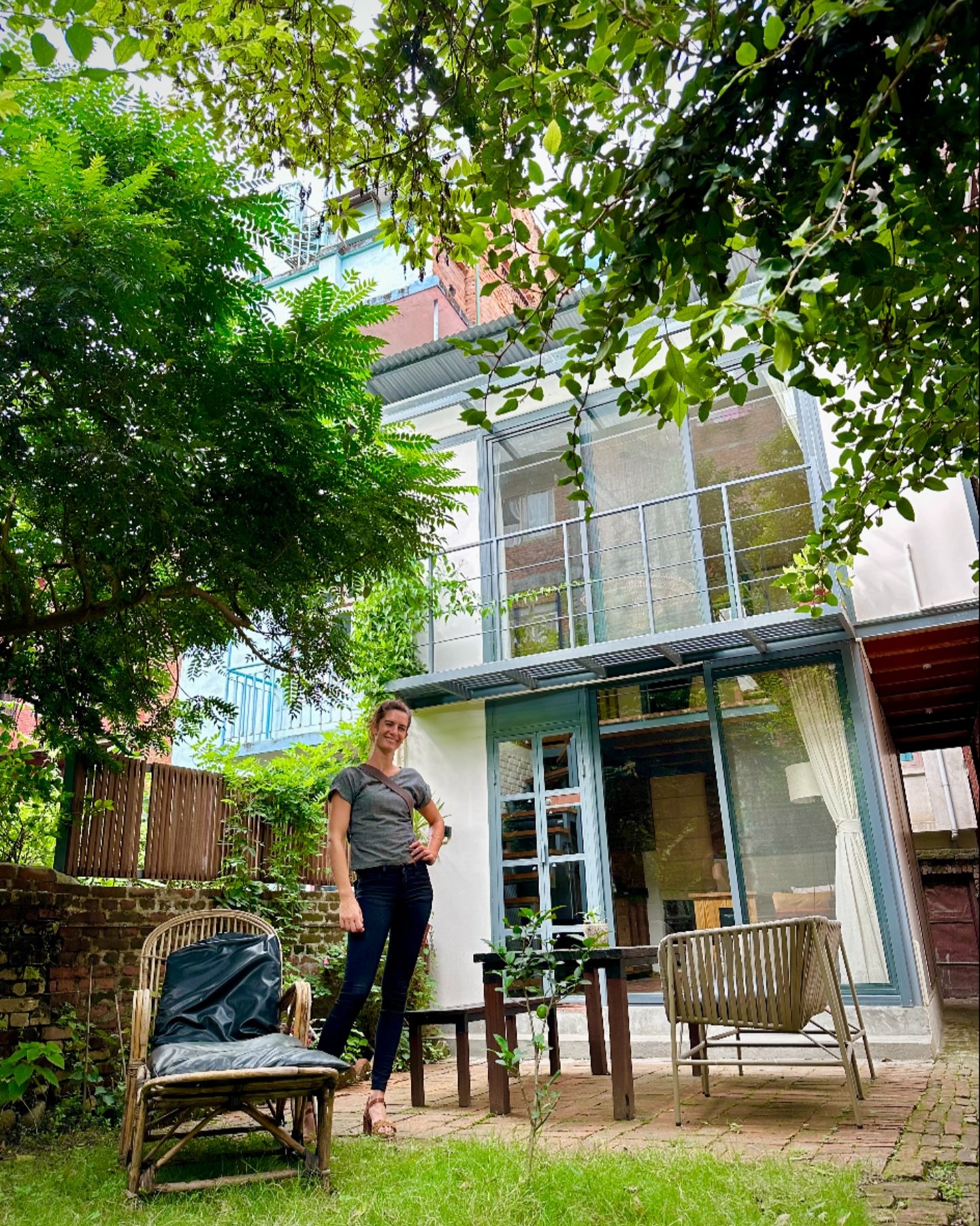 In the lush garden of one of our favorite accommodations, Garden House in Nakabahil &hearts;️😊
With Camille @swotha.diary 
&mdash;&mdash;-
#cosynepal #cosy #nepal #accommodation #uniaueaccommodation #patan #lalitpur #stayinnepal #uniqueapartments #s