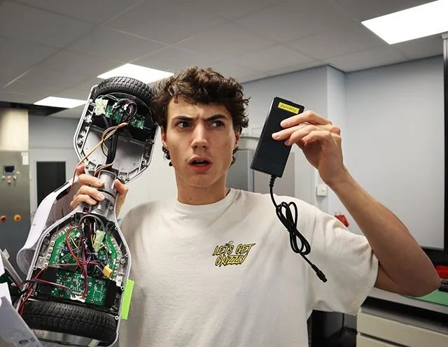 WARNING!!! Dit is levensgevaarlijk als je dit op een webshop van buiten de EU koopt! Als jouw hoverboard in je woonkamer ontploft heb je een groot probleem, je kan die webshops niet de schuld geven &eacute;n je woonkamer staat in de fik! Koop altijd 