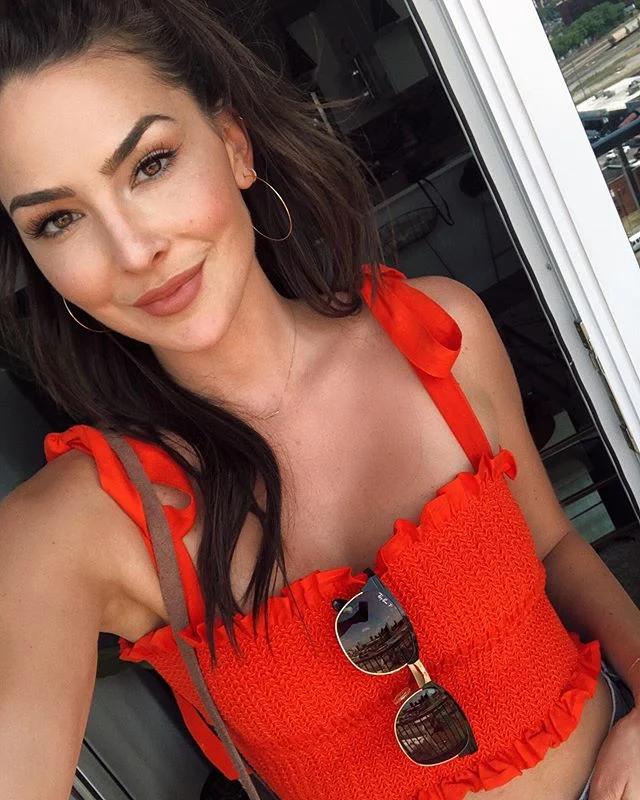 headed to beach tonight 😼☀️ skin is feeling glowy + flawless thx to @temptu airbrush foundation &amp; highlighter. Oh and their new mascara which is 💥 more in stories! x .

#temptubabe #temptu #perfectjustgotbetter #built2lash