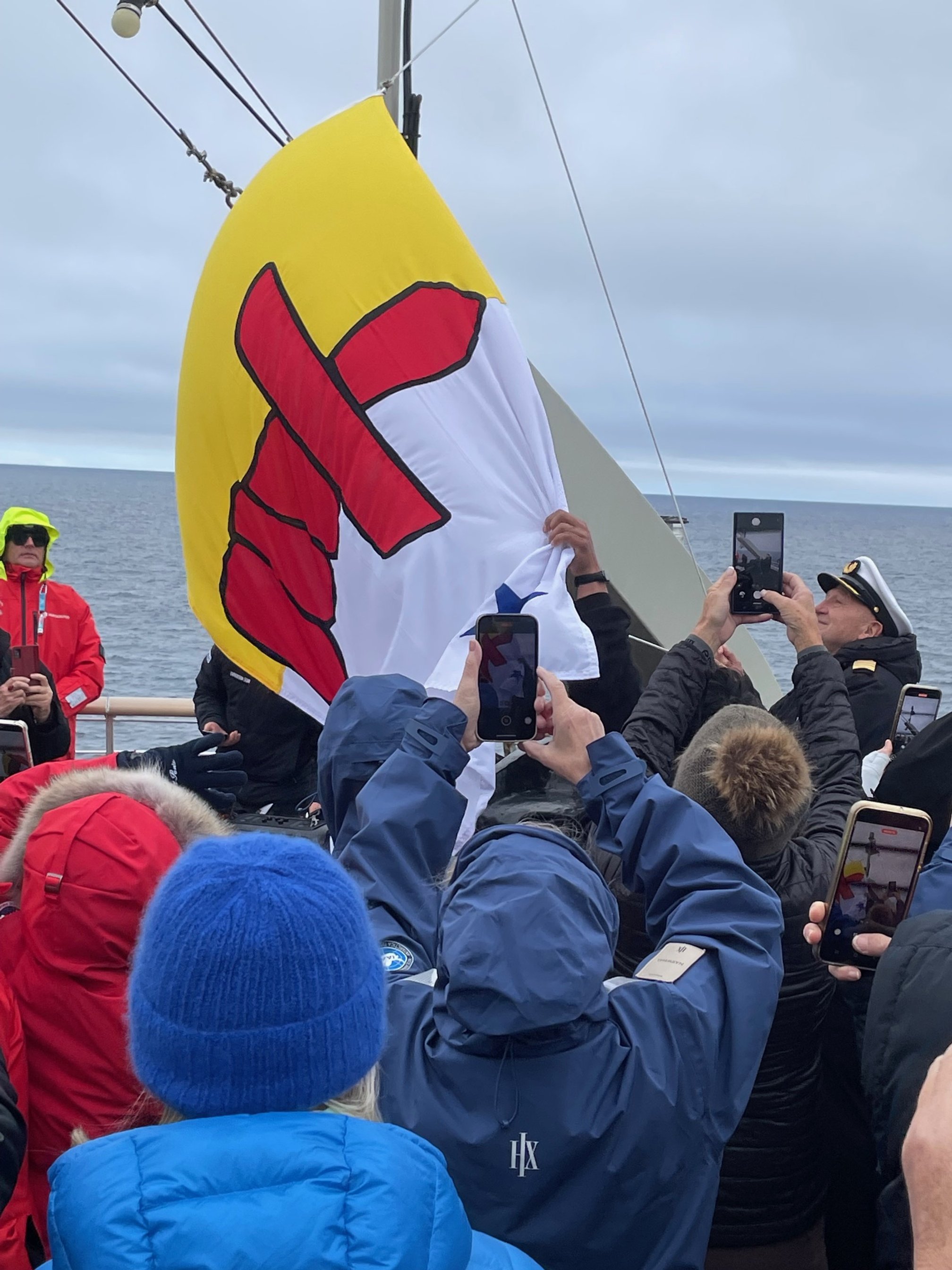  Raising the Nunavut flag 