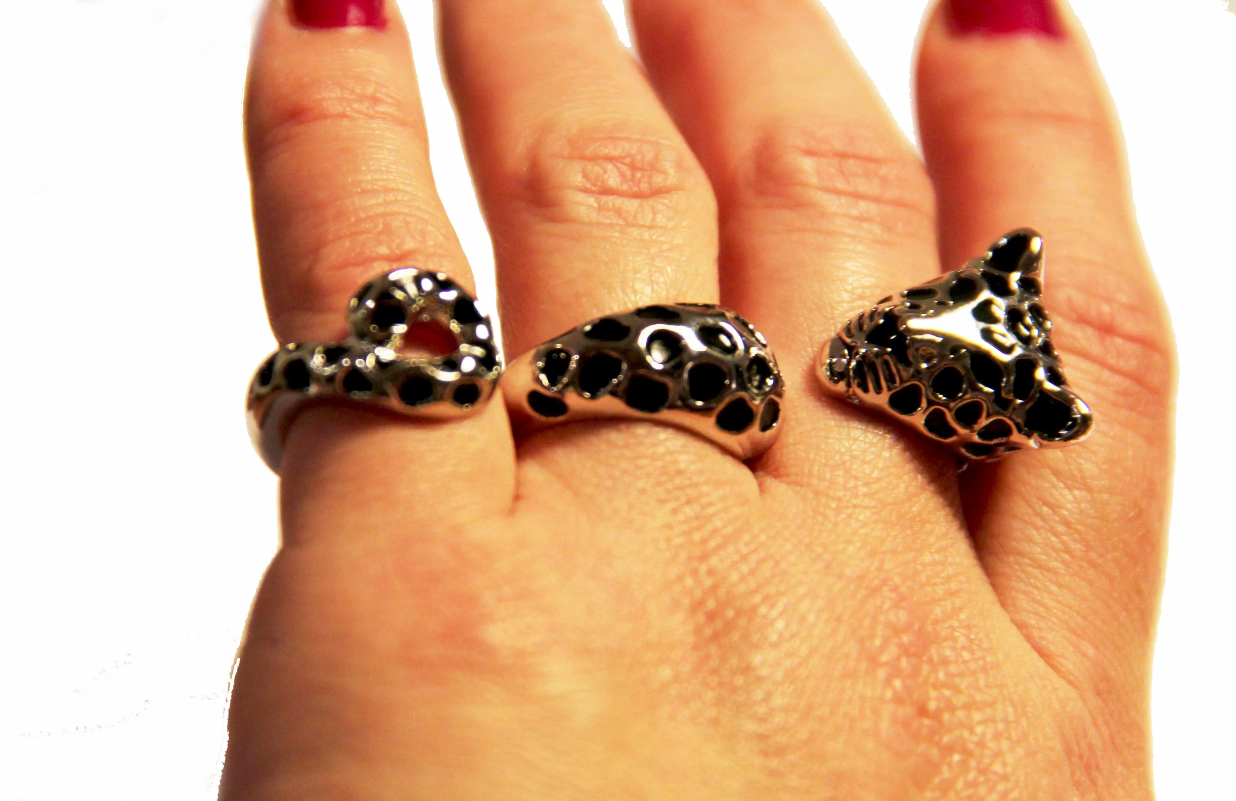 ANILLO TIGRE TRIPLE EN MANO 2.jpg