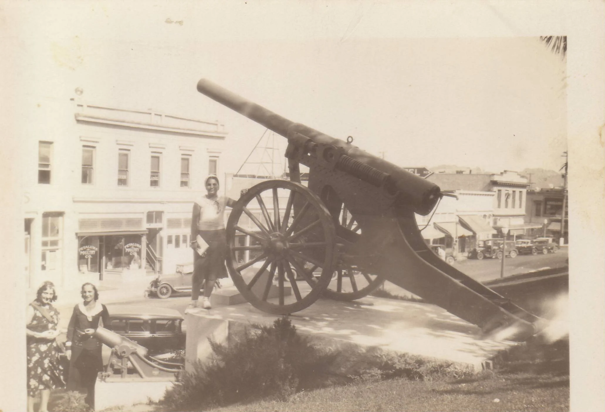 WWI cannon and monument were installed in 1920.&nbsp;Photo courtesy of the Petaluma Historical Library and Museum.