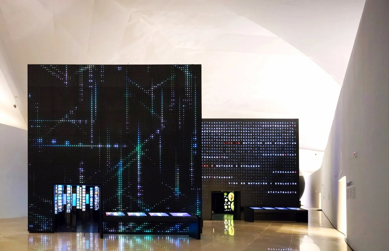  A series of tables with interpretive graphics, animations, interviews to scientists and interactive stations provide in-depth information about key content. 