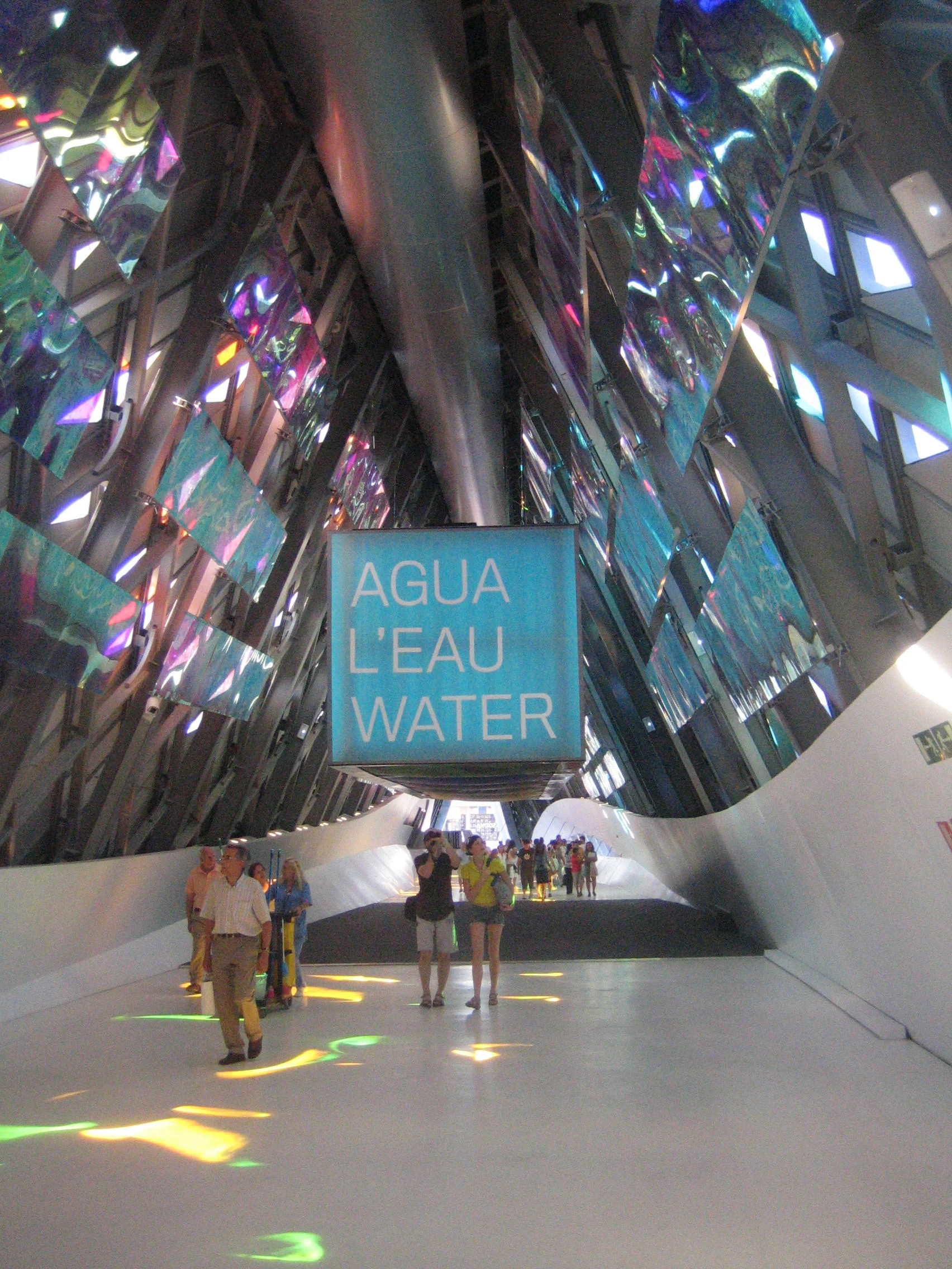  In the semi-covered space at the end of the pavilion, visitors encountered in the middle a large-scale floating lantern. When they walked underneath it, they activated the projections above. 