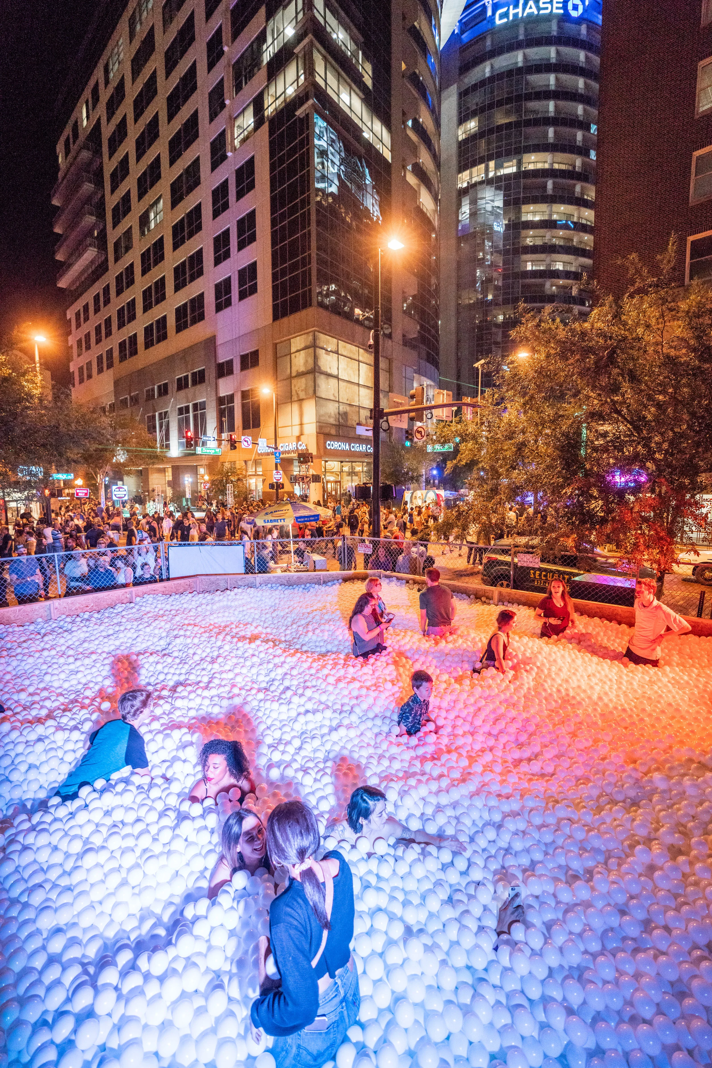 The Giant Ball Pit (photo : Quay Hu)