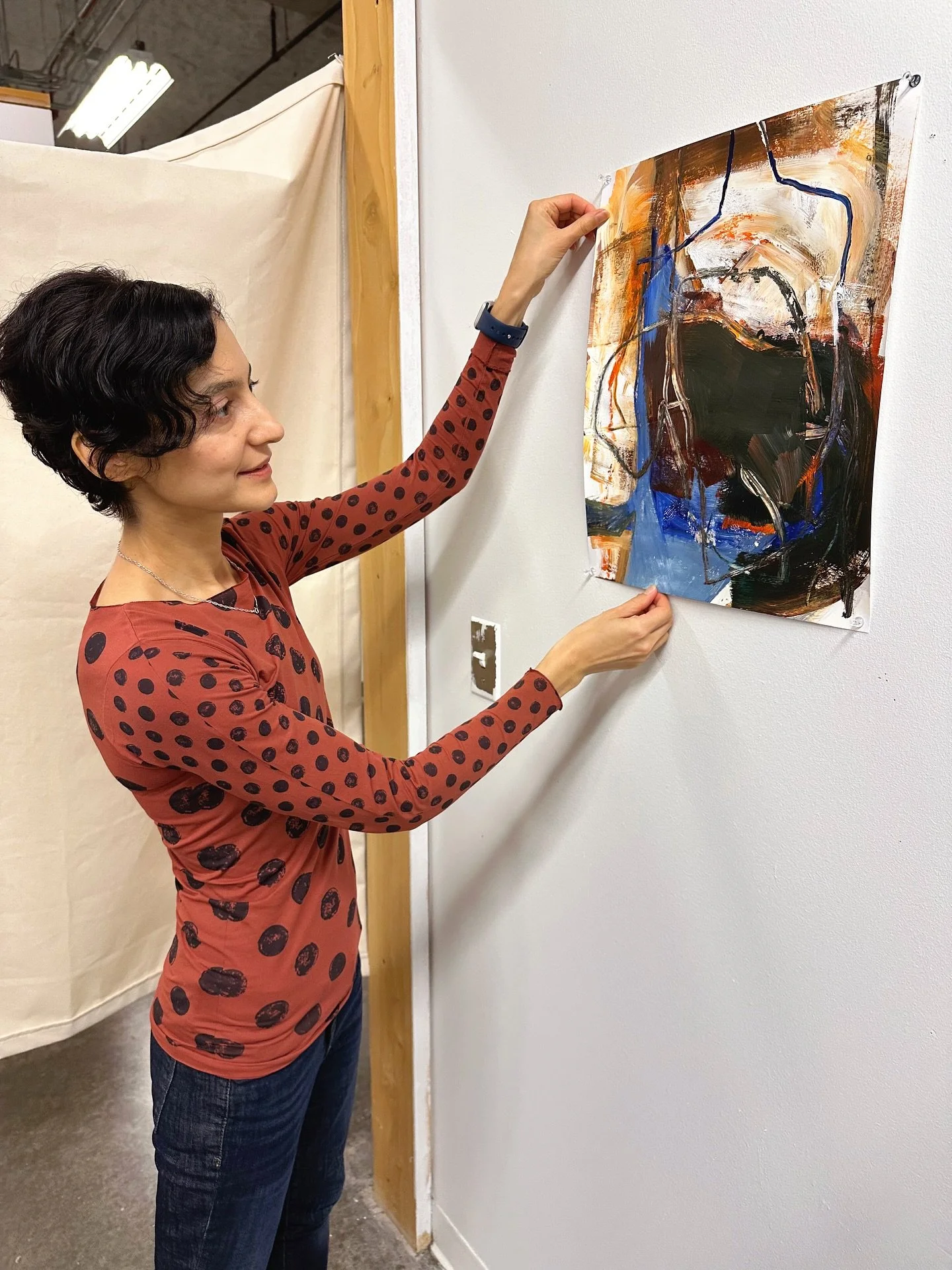 Matching outfits 👯&zwj;♀️ That orange is everything! I love the way that thick dark brown overtakes the bottom half of this piece and makes this piece dynamic. There&rsquo;s also a nice play between the tight and loose. And then that blue is just am