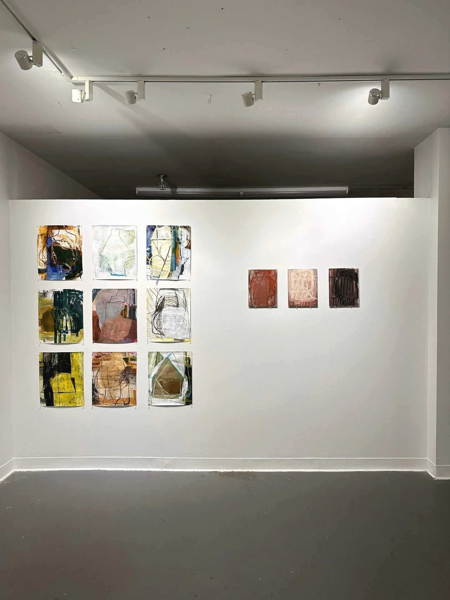 My favorite wall 🥰 The left side has nine small paper paintings in an orderly grid. It forms one larger painting. The right side balances this out with three smaller works on panel. This is my favorite little series that I posted about a few days ag