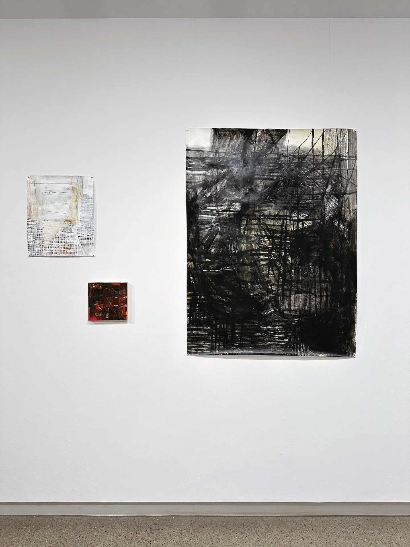 My favorite part of the wall 🥰 On the one hand, these paintings are so simple: black, white and red. On the other hand, each piece is wildly complex. The three together, with their different sizes, make a statement. Especially that little bold red p