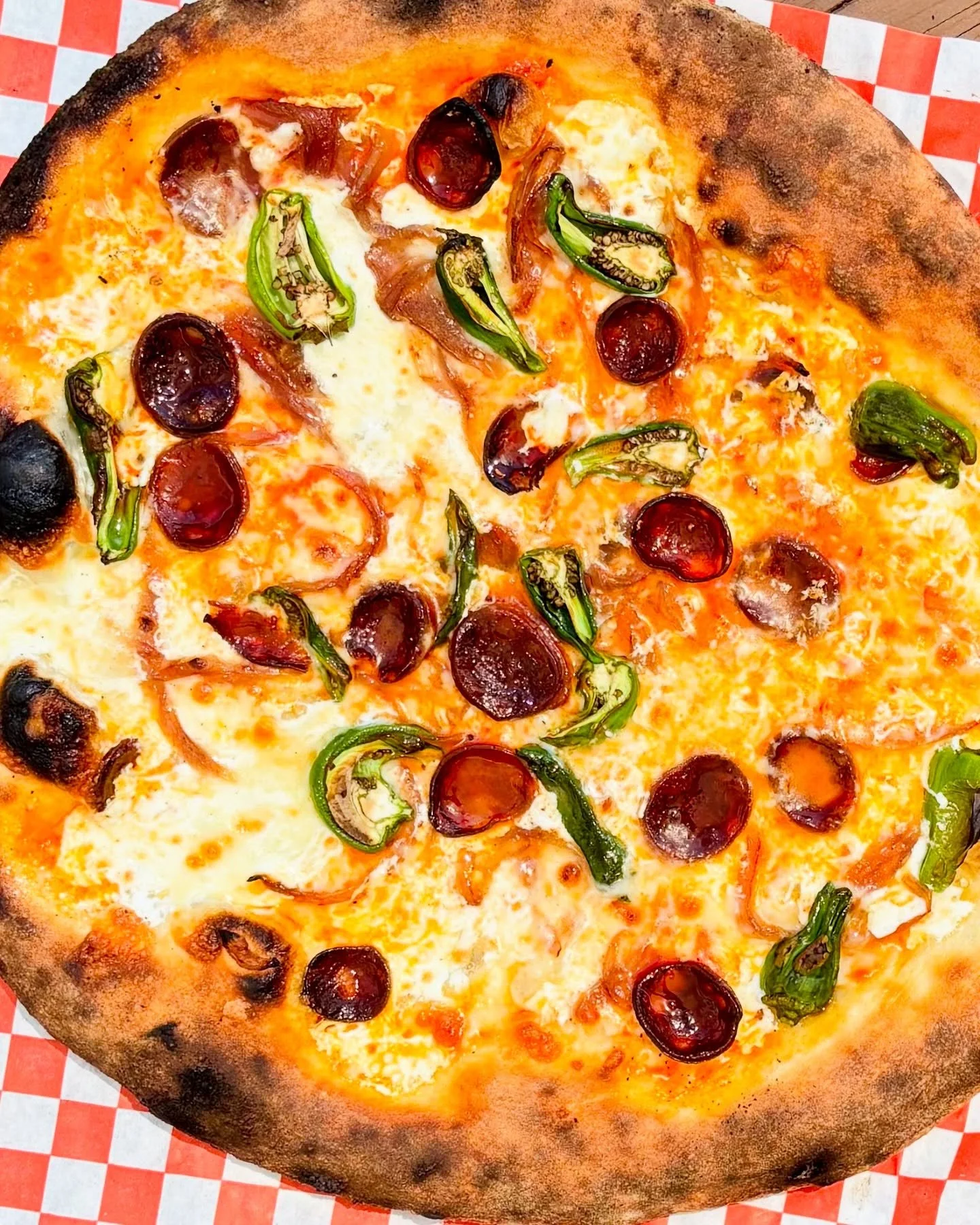 😋 Spanish Chorizo &amp; Peppers! Cured chorizo, padron peppers, pimenton onions, fresh mozzarella, provolone. Here while it lasts, for dine-in (amazing with @victor23brewing Birkebeiner Pils!) or takeout, at the link in our profile.
