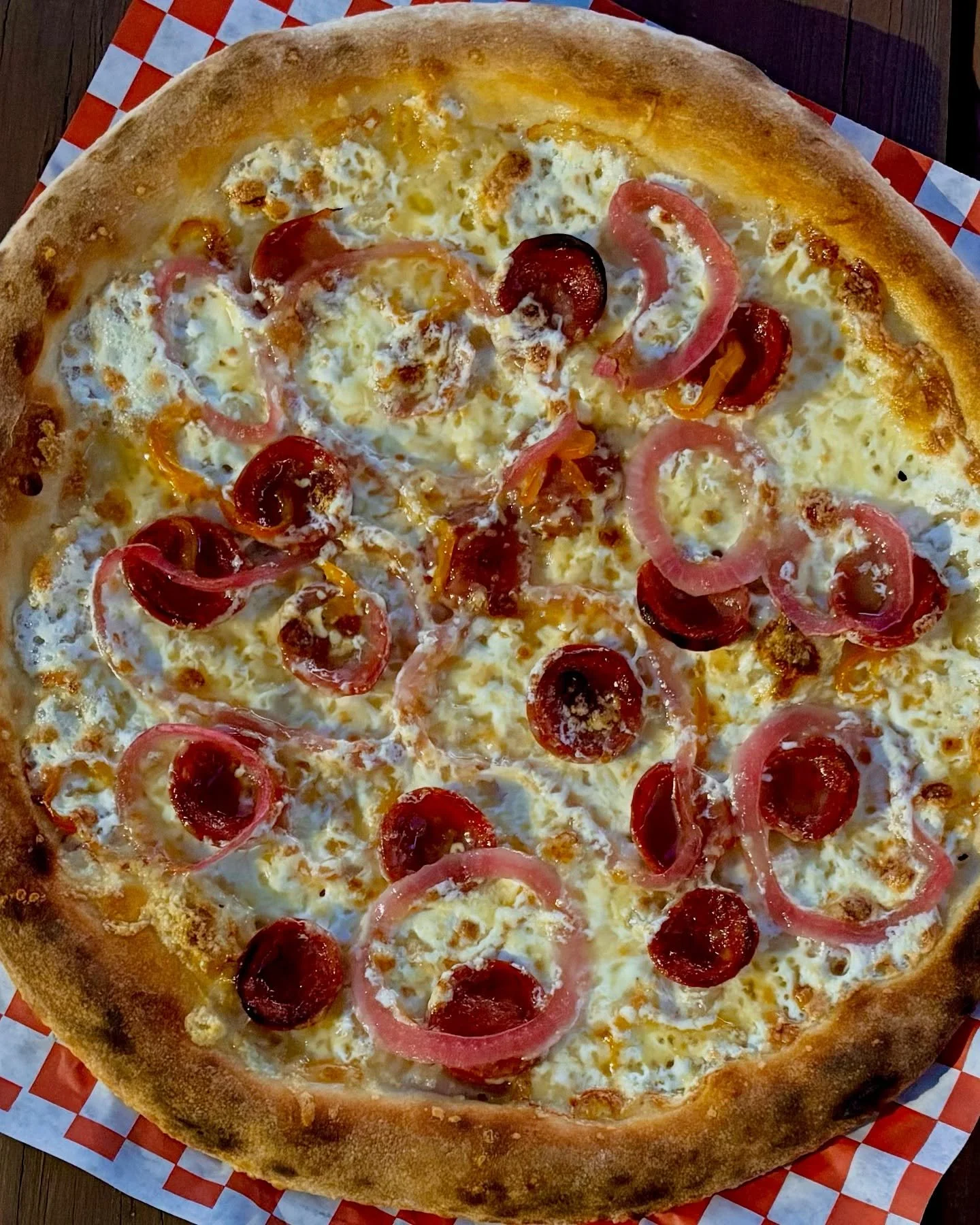 🍂OKTOBERFEST! Fresh mozzarella, gruy&eacute;re, Butcher Boys Beerhound Sausage, pickled peppers and onions. Super delicious Fall flavors, perfect with a pint. Get it at the pub or order takeout at the link in our profile!