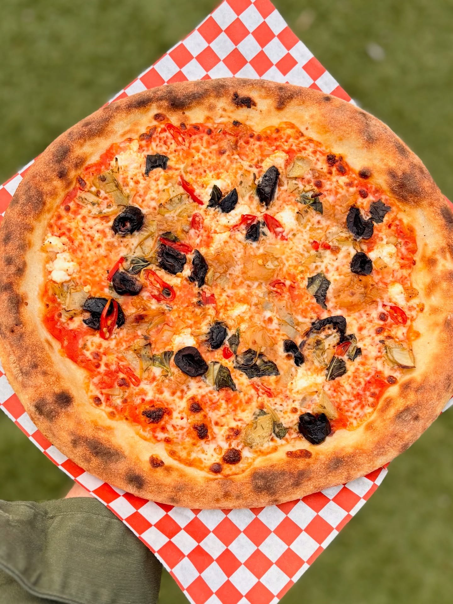 🇮🇹 The Sicilian! Artichokes, oil-cured black olives, roasted garlic, Calabrian chiles, marinara, mozzarella, ricotta, basil. Super delicious, here for a limited time.