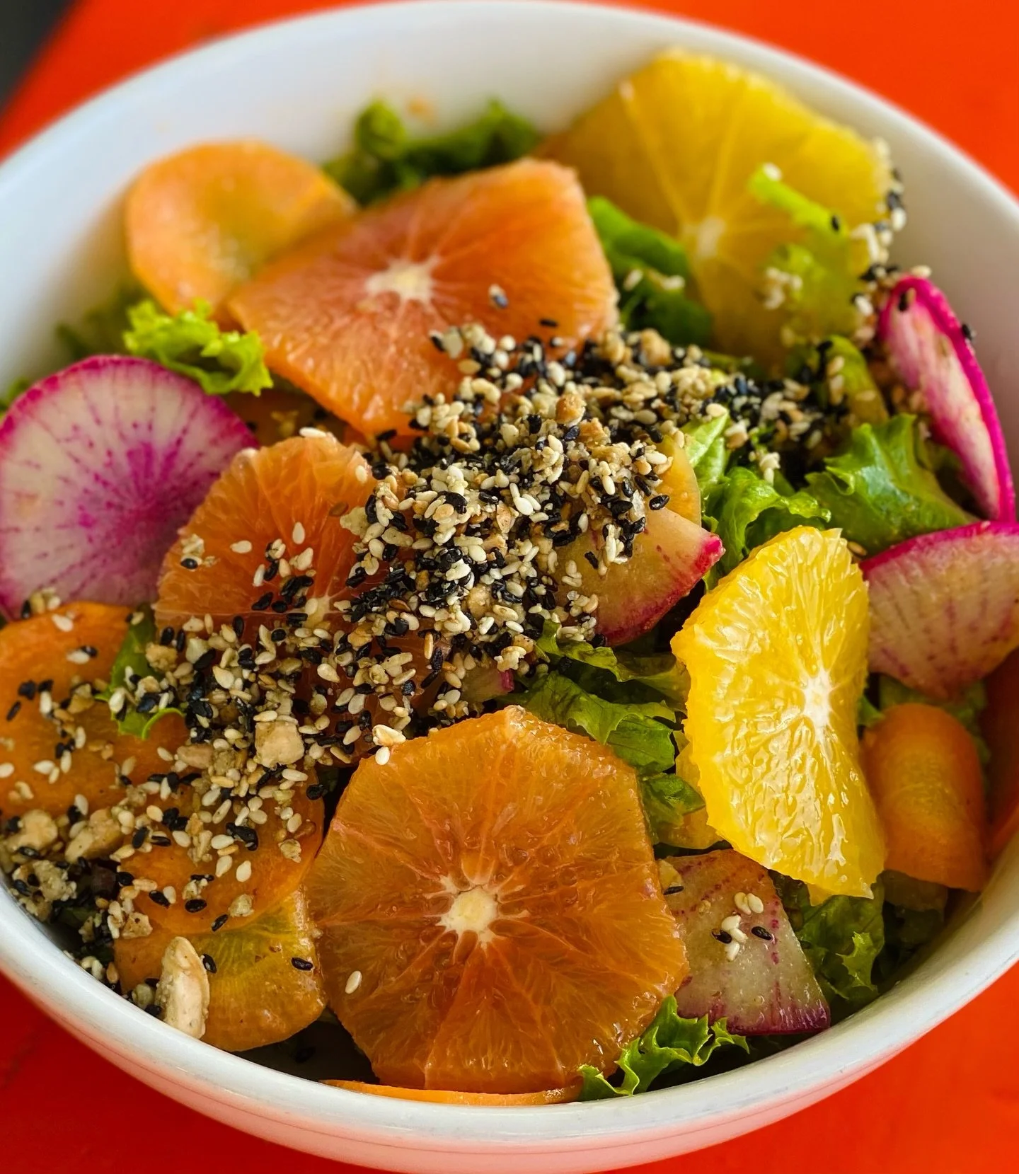 🌈 Our beautiful Market Greens Salad has emerged from hibernation! Spring mix, oranges, pickled carrots, daikon, sesame seeds, toasted almonds, Korean chile dressing. 🌱Vegan. This rainbow beauty is now available for dine-in, or order to-go at the li