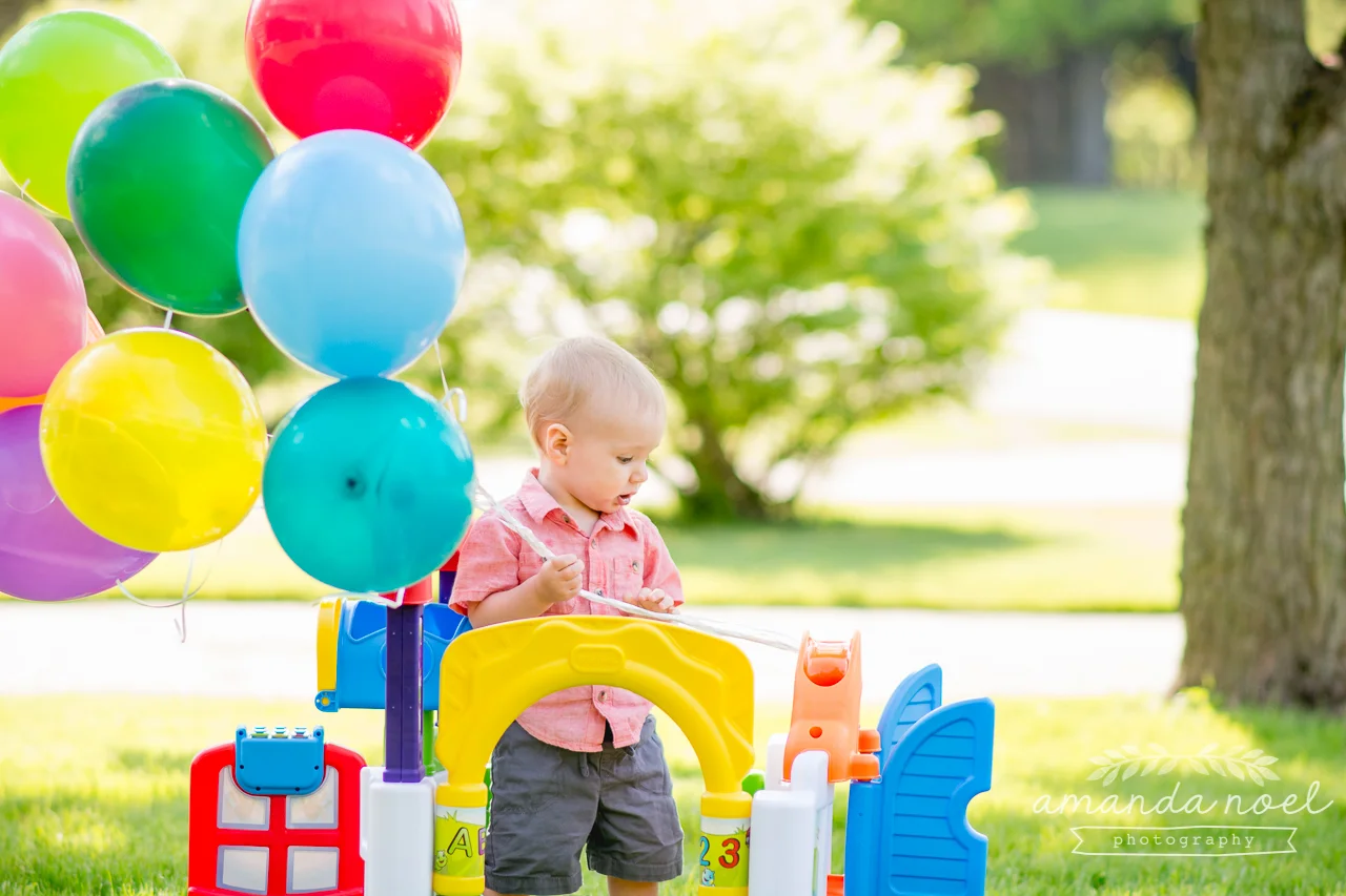 beavercreek-ohio-family-photographer-one-year-old-boy-up-balloons-lifestyle