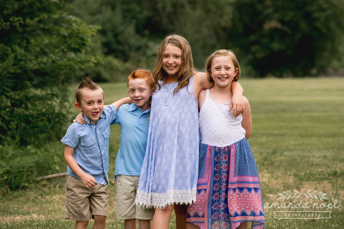 4-siblings-girls-boys-redheads-in-blue-in-field